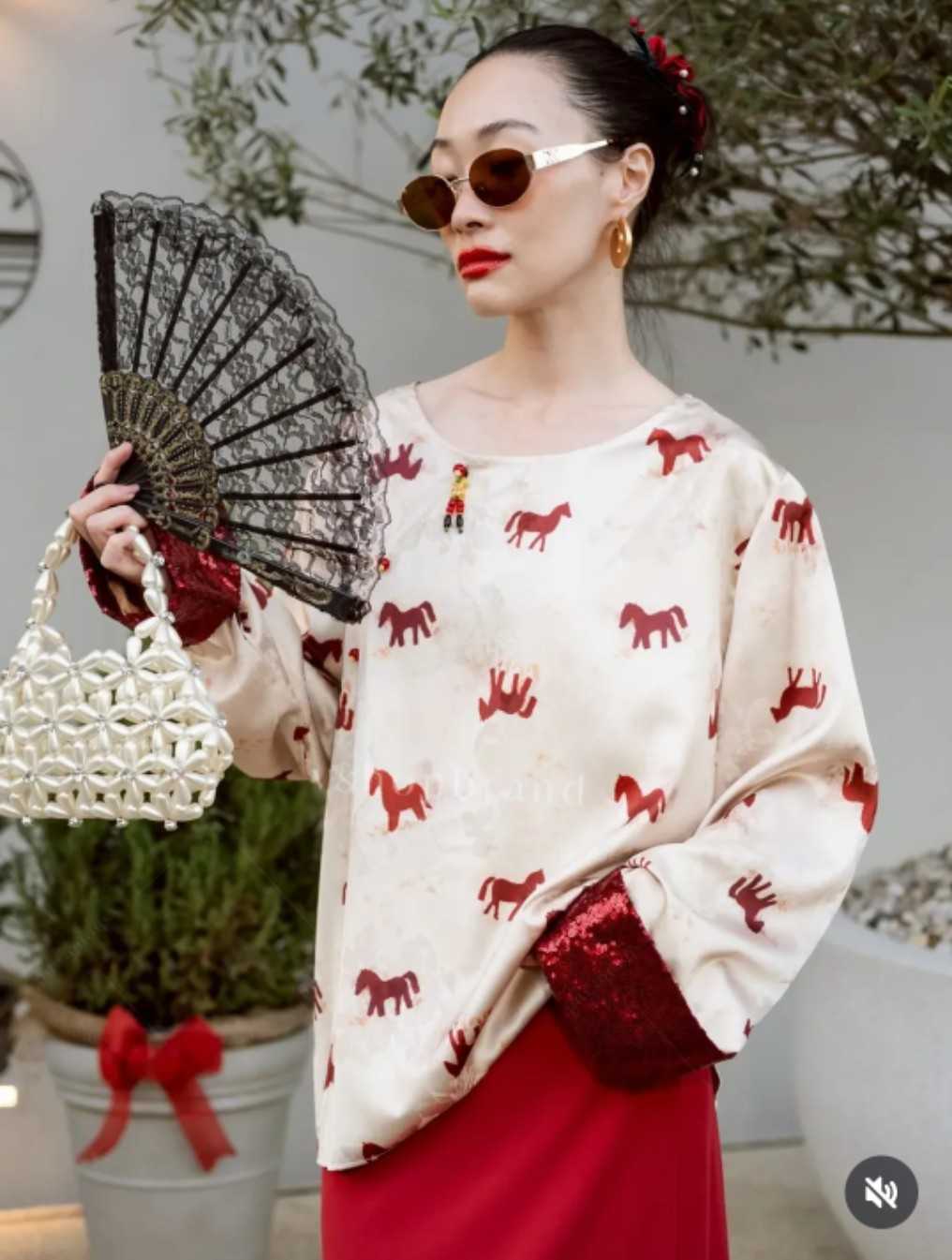 เสื้อกี่เพ้ากลิตเตอร์ปลายแขน   