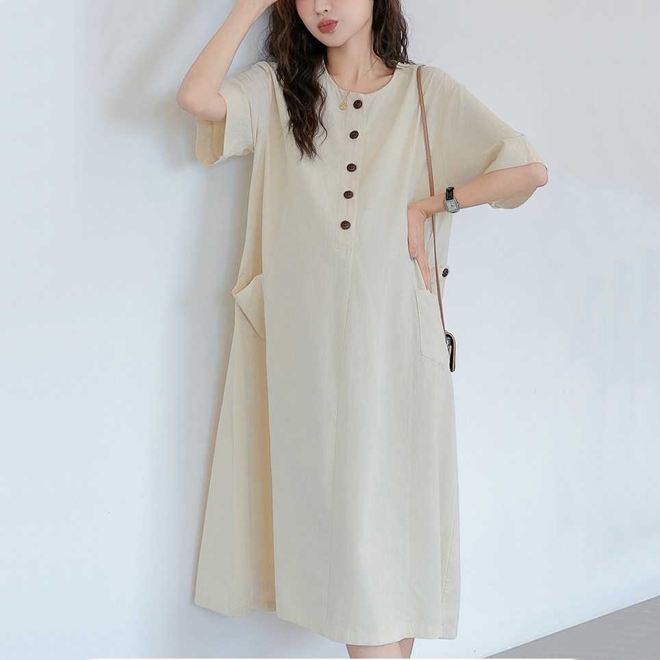 เดรสทรง oversize แบบเรียบเก๋โทนสีครีมสวยหรูดูดีน่าใส่มากๆ ผ้านิ่มนุ่มมากใส่สบายทรงสวยและไม่บาง