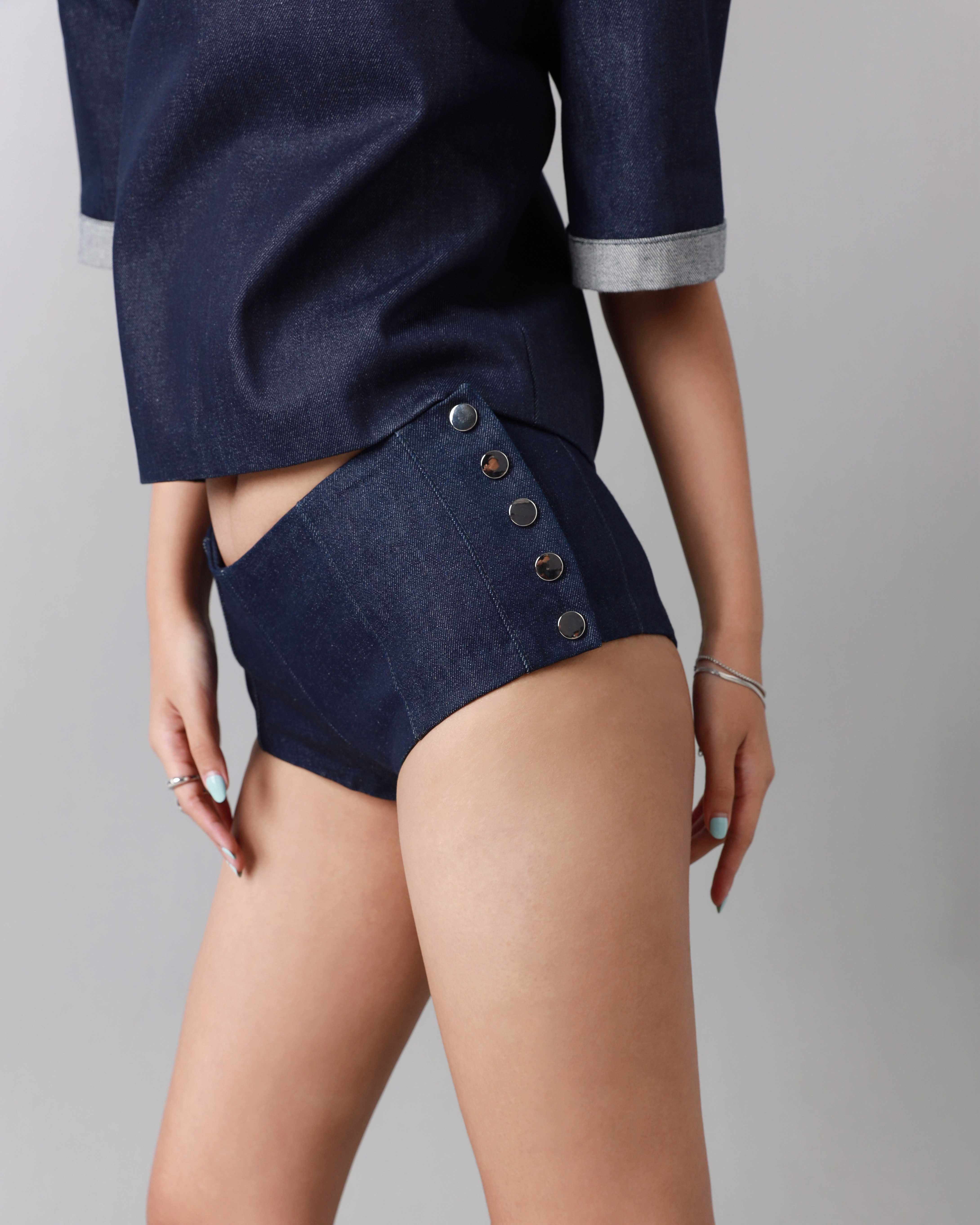 Side-snap high-cut denim shorts กางเกงยีนส์สั้นเว้าสูง