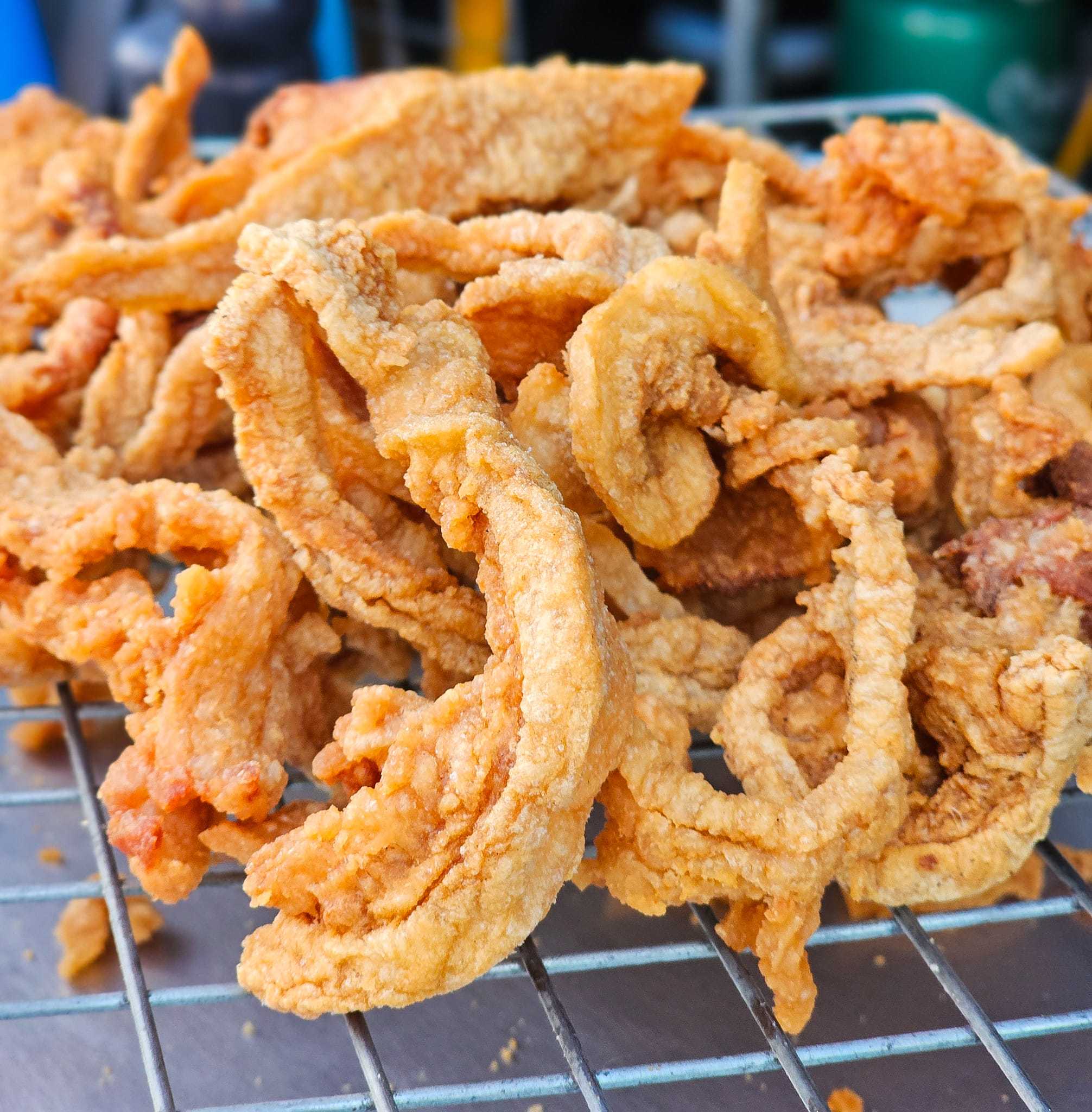 หมูทอดเจียงฮาย สไลซ์บางปรุงรสทอดกรอบ ใหม่ๆ หอมๆ