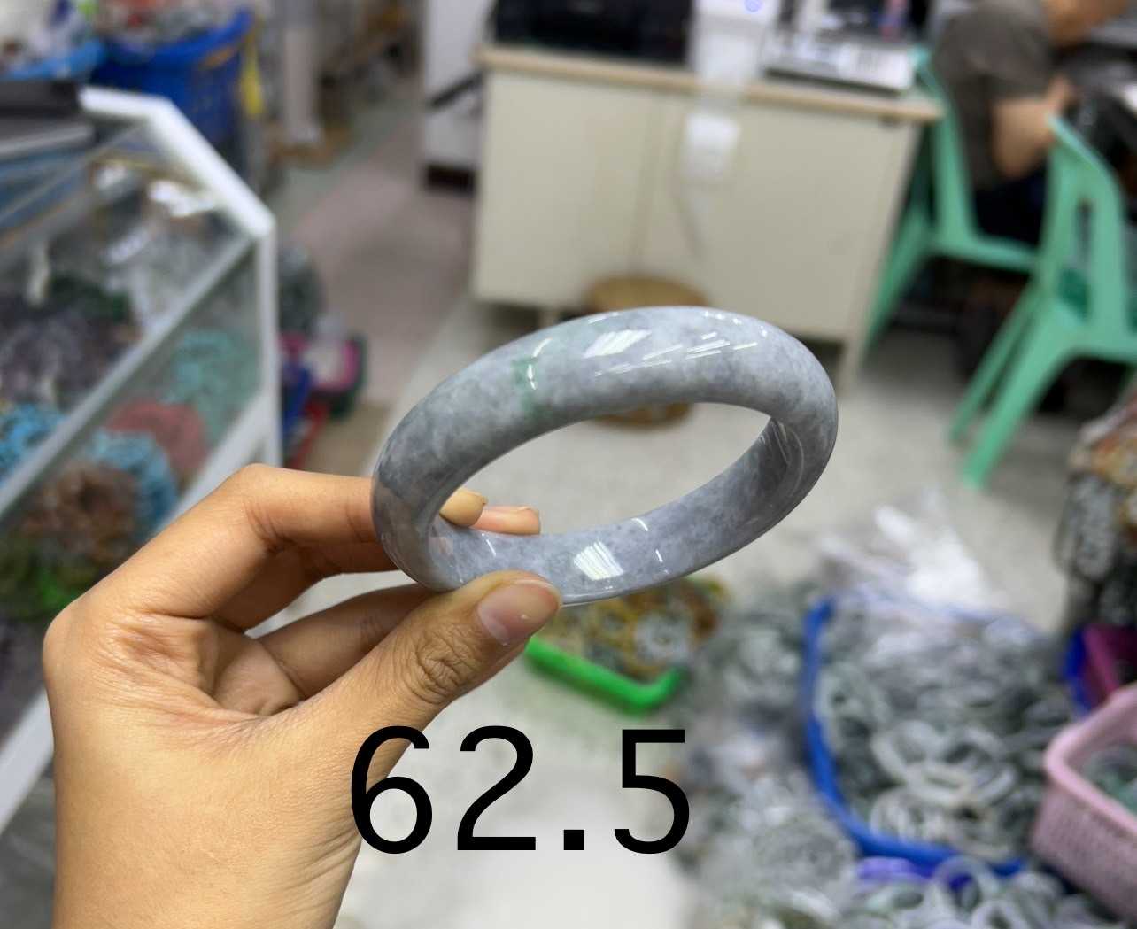 กำไลหยกเจไดต์ ท้องปลิง ไซส์ 62.5 Natural Jadeite type c