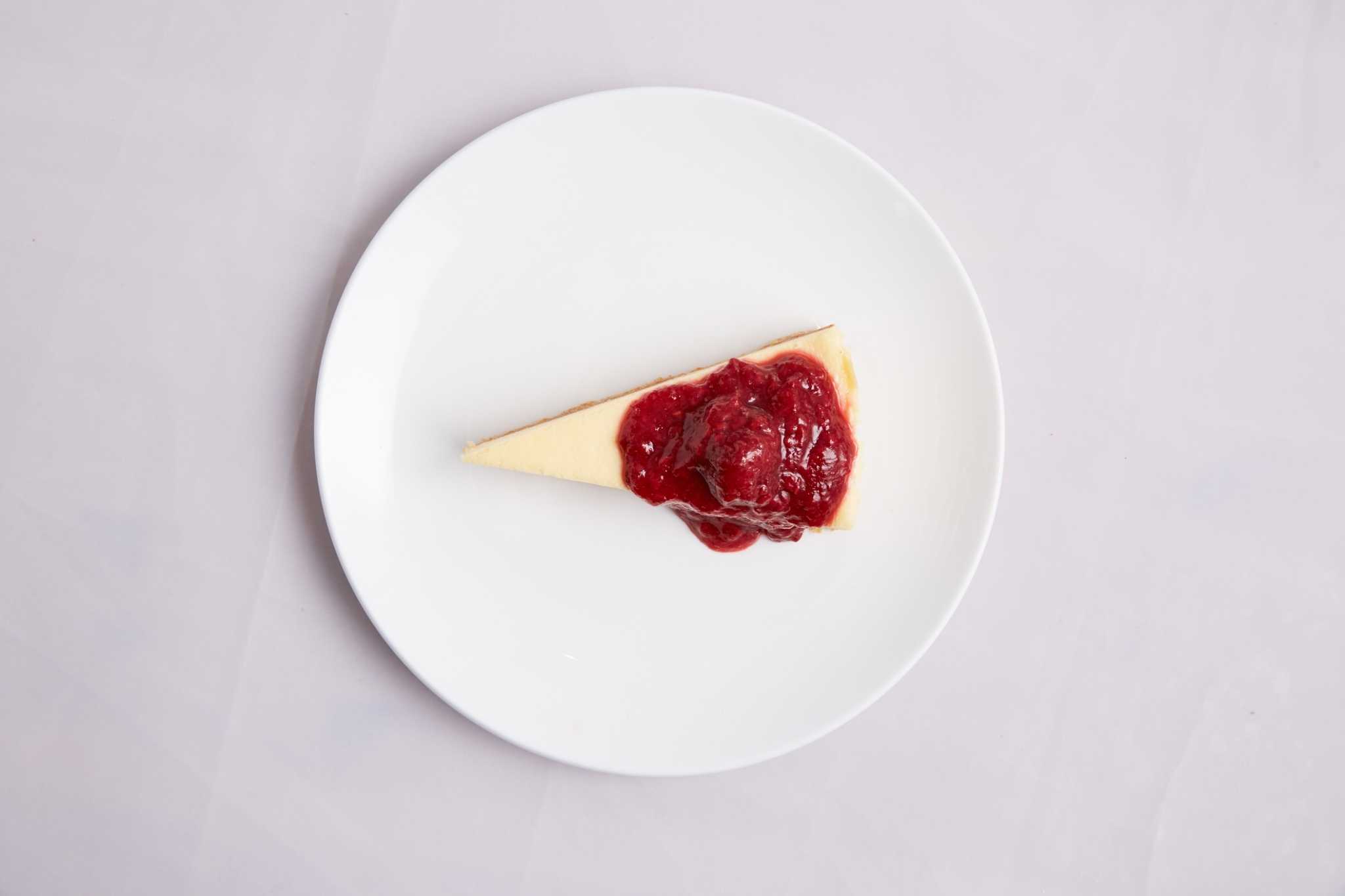 Classic cheesecake with raspstrawberry sauce