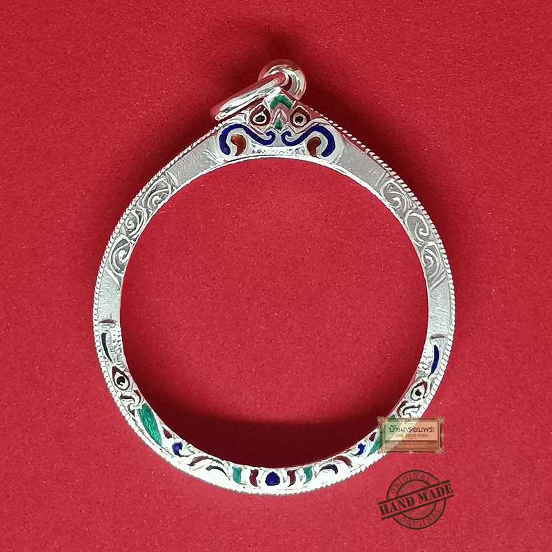 กรอบพระเงิน 92.5% ใส่พระเหรียญทรงกลม ขนาด 3.4 ซม. งานแกะลายพ่นทรายยกซุ้มหัวสิงห์+ลงยา
