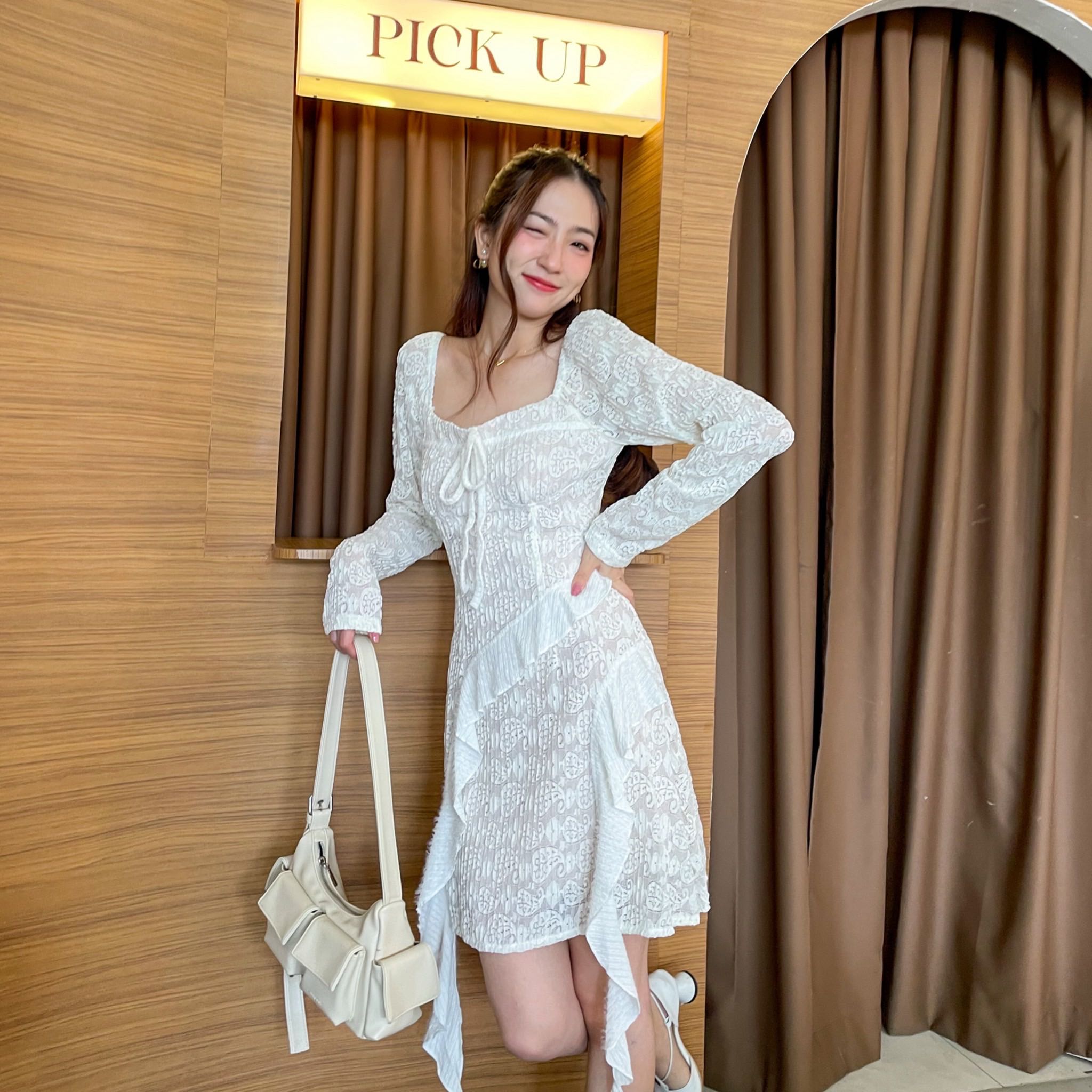 Cassy dress - เดรสสีขาวลูกไม้ มีระบายตรงชาย
