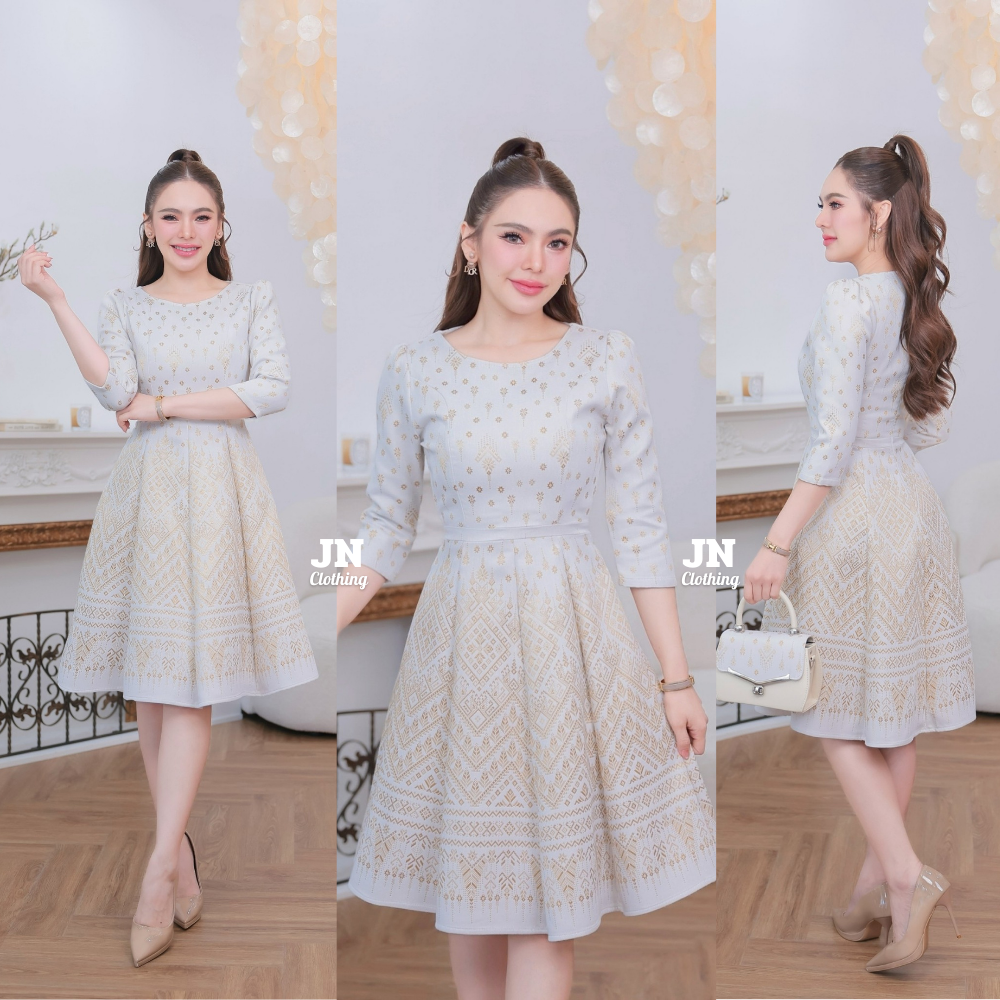 ชุดเดรสผ้าทอลายเทียนหยด คอปาด แขนยาวศอก  กระโปรงบาน 8 ชิ้น ใส่ไปงานแต่งหรืองานพิธีการ ก็สวยเด่นสุดๆ