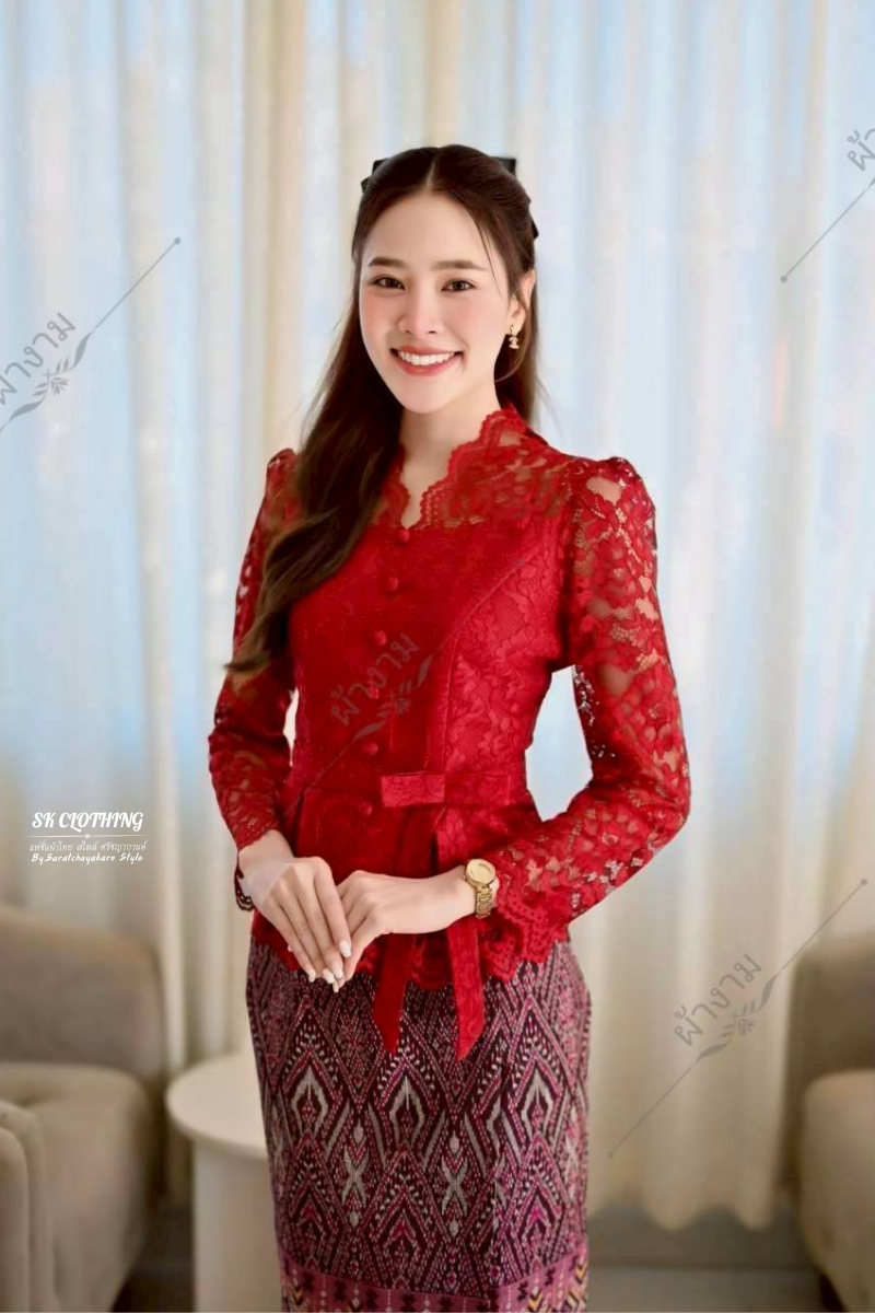 เสื้อลูกไม้ ชายระบายอัดจีบ คาดเอว แต่งโบว์เอว 1 ข้าง คอวี แขนยาว กระดุมหน้า ใส่ไปวัดสวยมาก