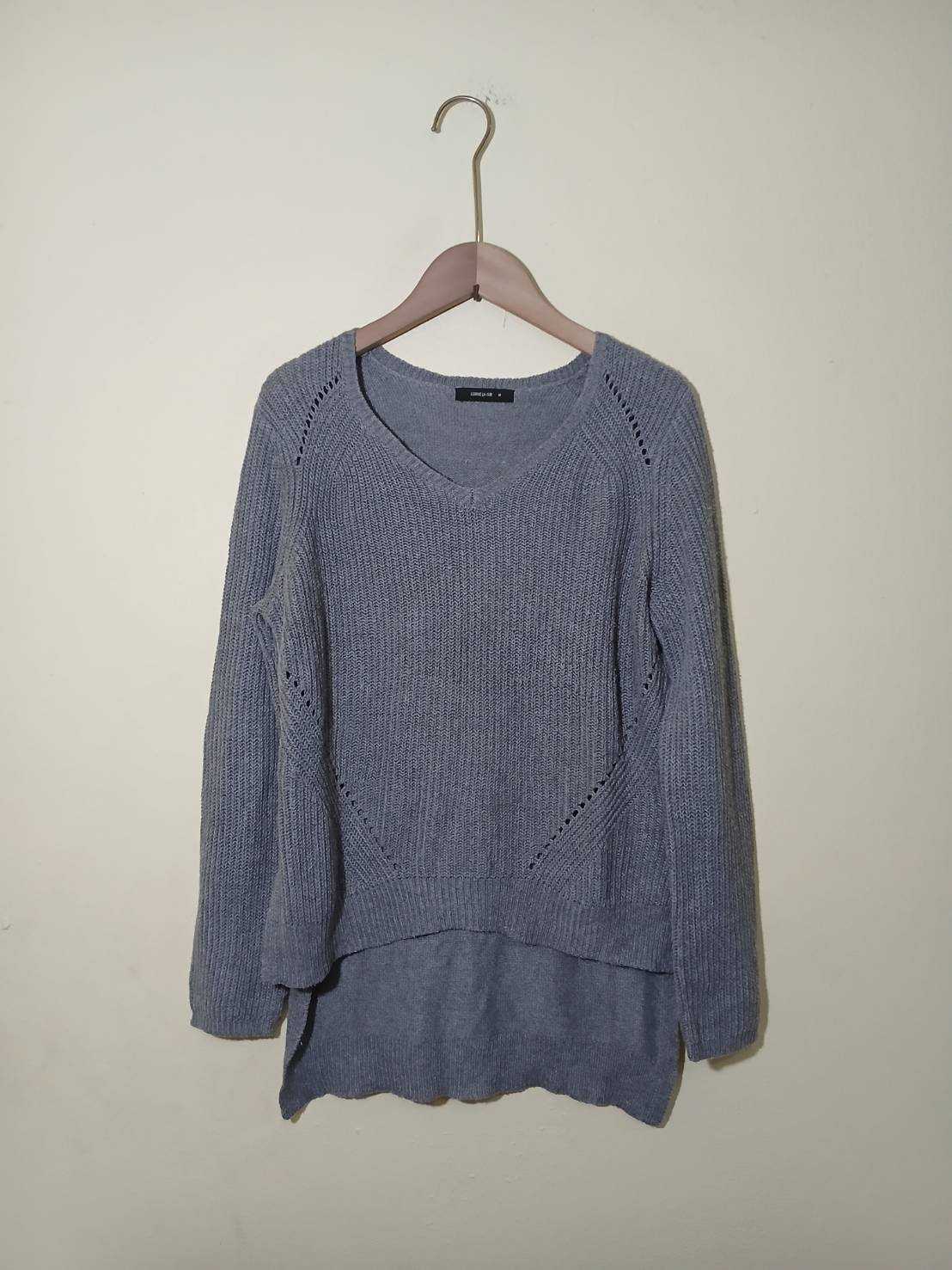 เสื้อไหมพรมยืดหนาคอวีแขนยาว Comme ca ism สีเทาอ่อน สภาพ85%	  SIZE	M