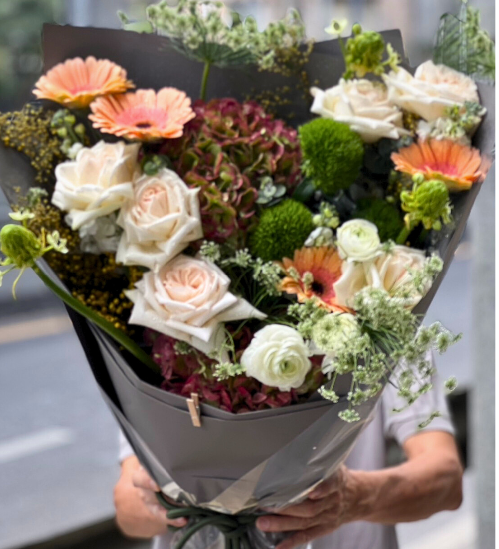 ช่อดอกไม้สด  Blooming Elegance 46