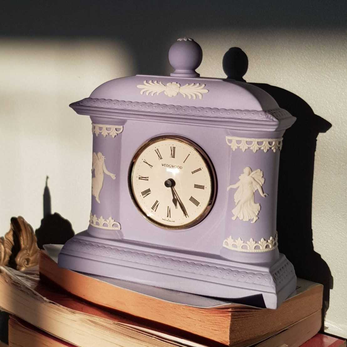 นาฬิกาวินเทจสีฟ้าลาย Dancing Hour Vintage Wedgwood Blue Jasperware Mantle Desk Domed Clock