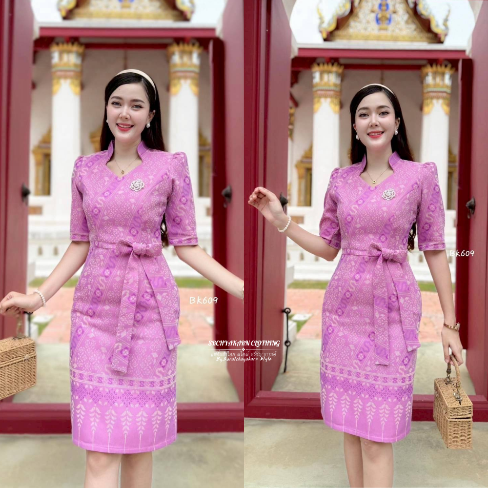 ชุดเดรสลายสิริราชพัสตราภรณ์ ลายพระราชทาน งานคอปีน แขนยาวศอก ทรงสอบ แต่งโบว์ด้านหน้า สามารถถอดได้