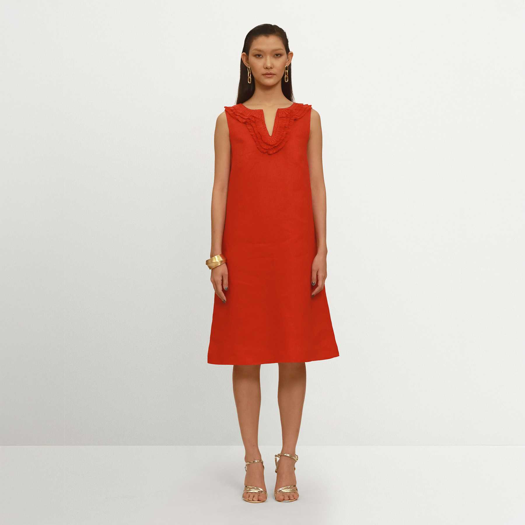 ชุดเดรสแขนกุดสีแดงแต่งพู่รอบคอ Red Sleeveless Linen Dress with Fringe Neckline