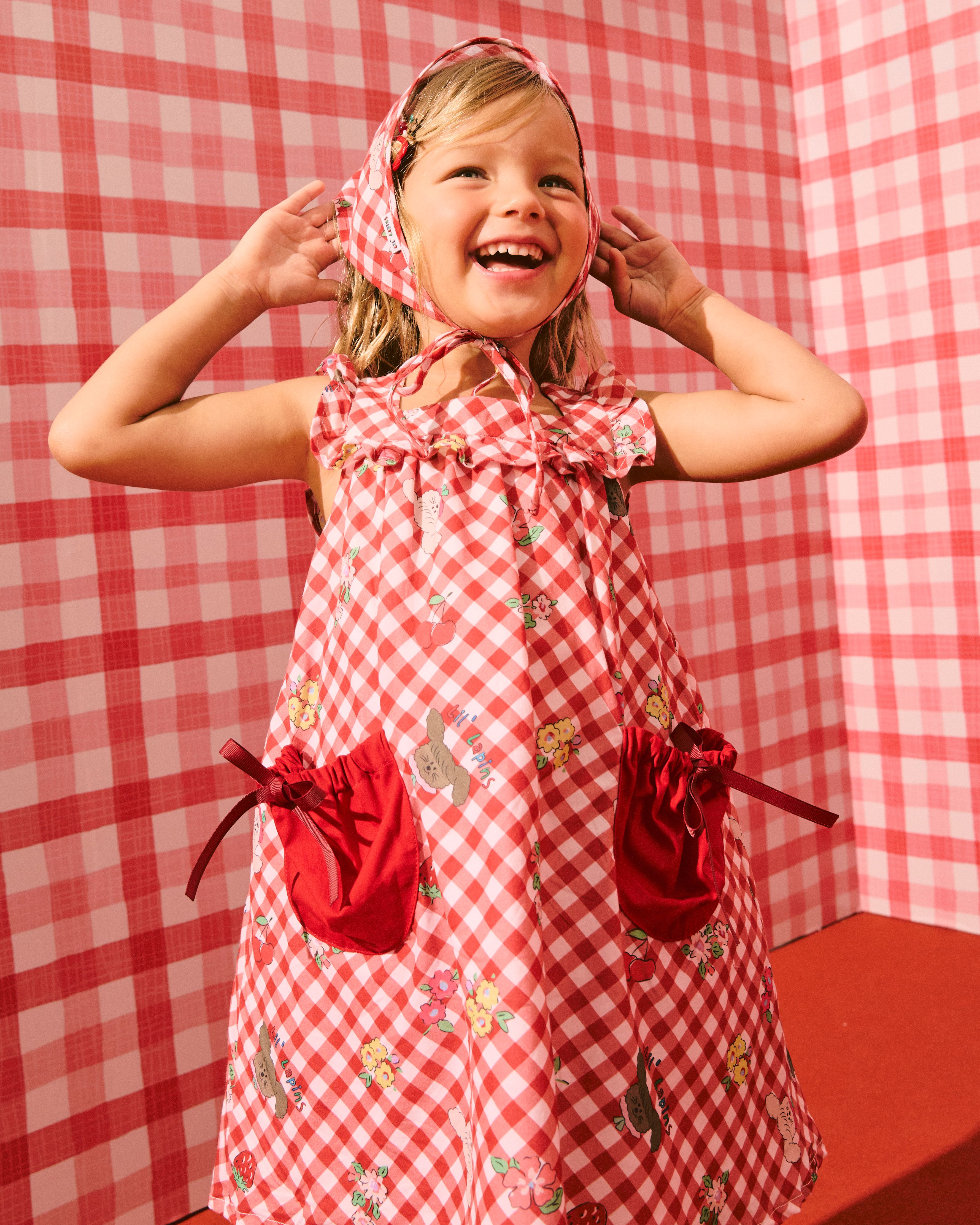 Lil’ Blooms Strawberry Gingham Dress - 100% cotton กระเป๋าสตรอเบอรี่ด้านหน้า ผูกโบว์ด้านหลัง มีซับใน