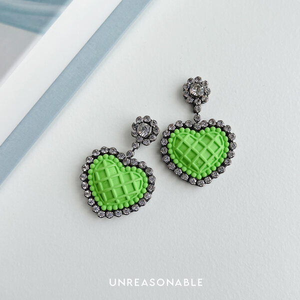 ต่างหูหัวใจ Drop Earrings สีเขียว ต่างหูคลิป ต่างหูก้านเงินแท้ UA0943-02 Unreasonable Accessories
