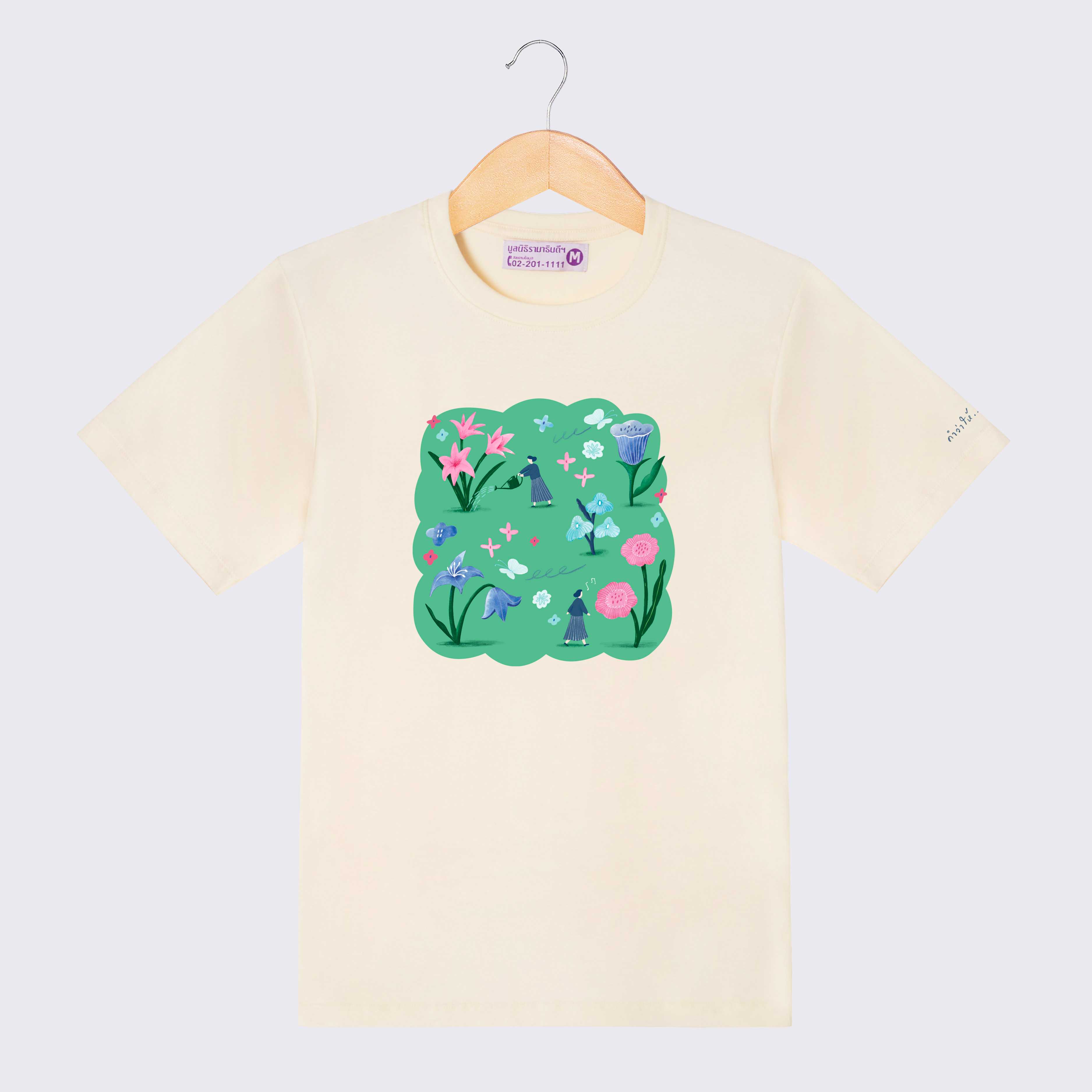 เสื้อยืด Blooming Joy ออกแบบโดย Atelier Pakawan สีครีม