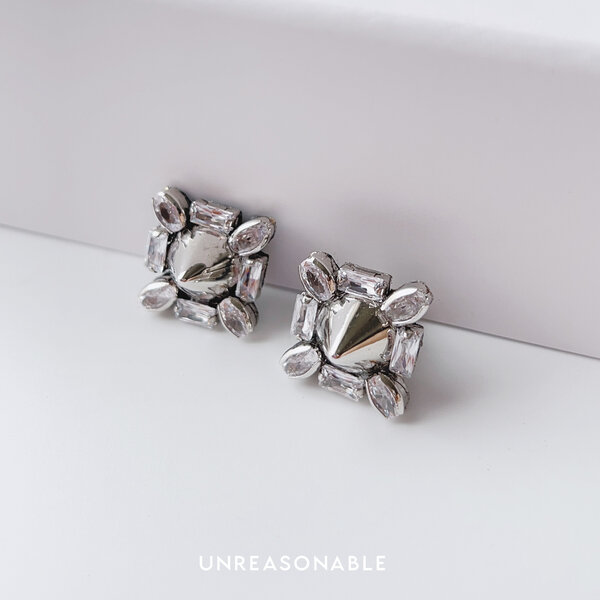 ต่างหูคริสตัลทรงเรขาคณิต สีเงิน น้ำหนักเบา UA0982-01 Unreasonable Accessories