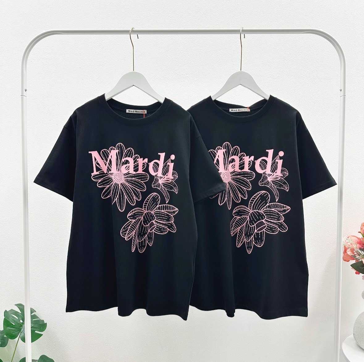 พร้อมส่ง Mardi Tripple Flower T-Shirt ( Black/Pink )