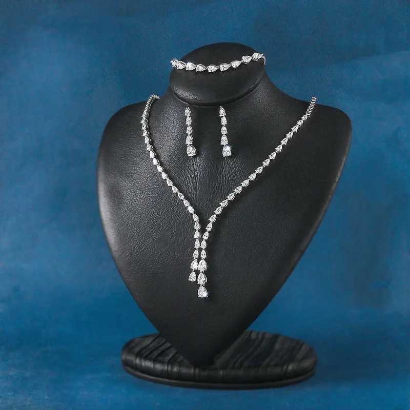 Luxury pear drop diamond set