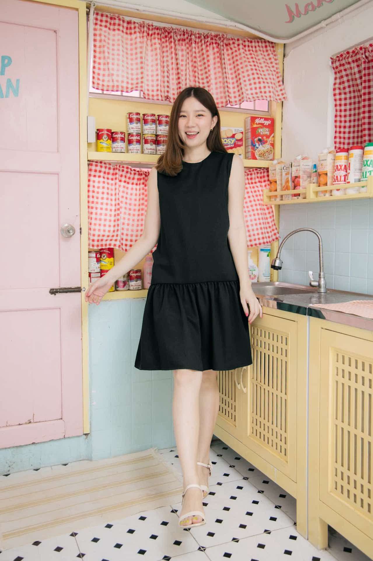 ชุดให้นมสีดำ Black Basic ruffle dress