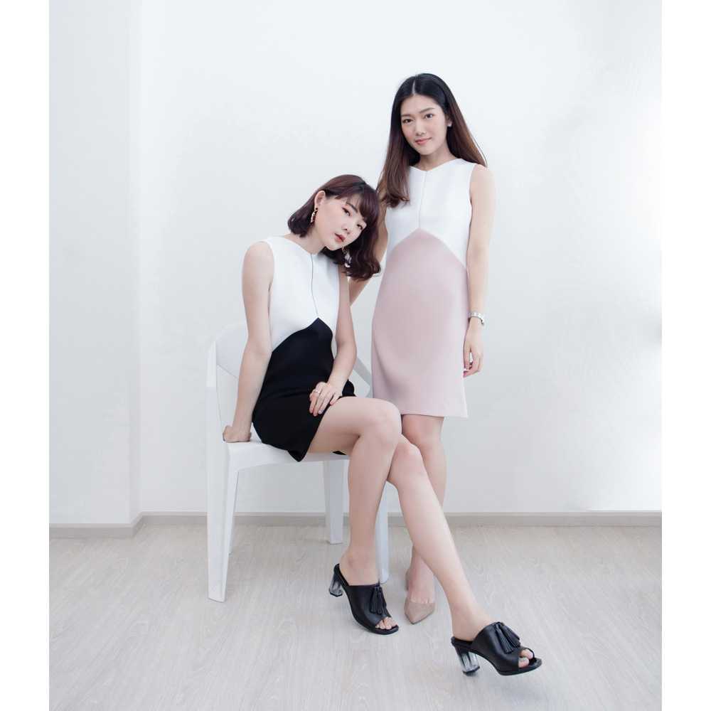 Charlotte Dress เดรสสั้น แขนกุด มีดีเทลกุ๊นเส้นเล็กตรงกลาง และตัดต่อทูโทน