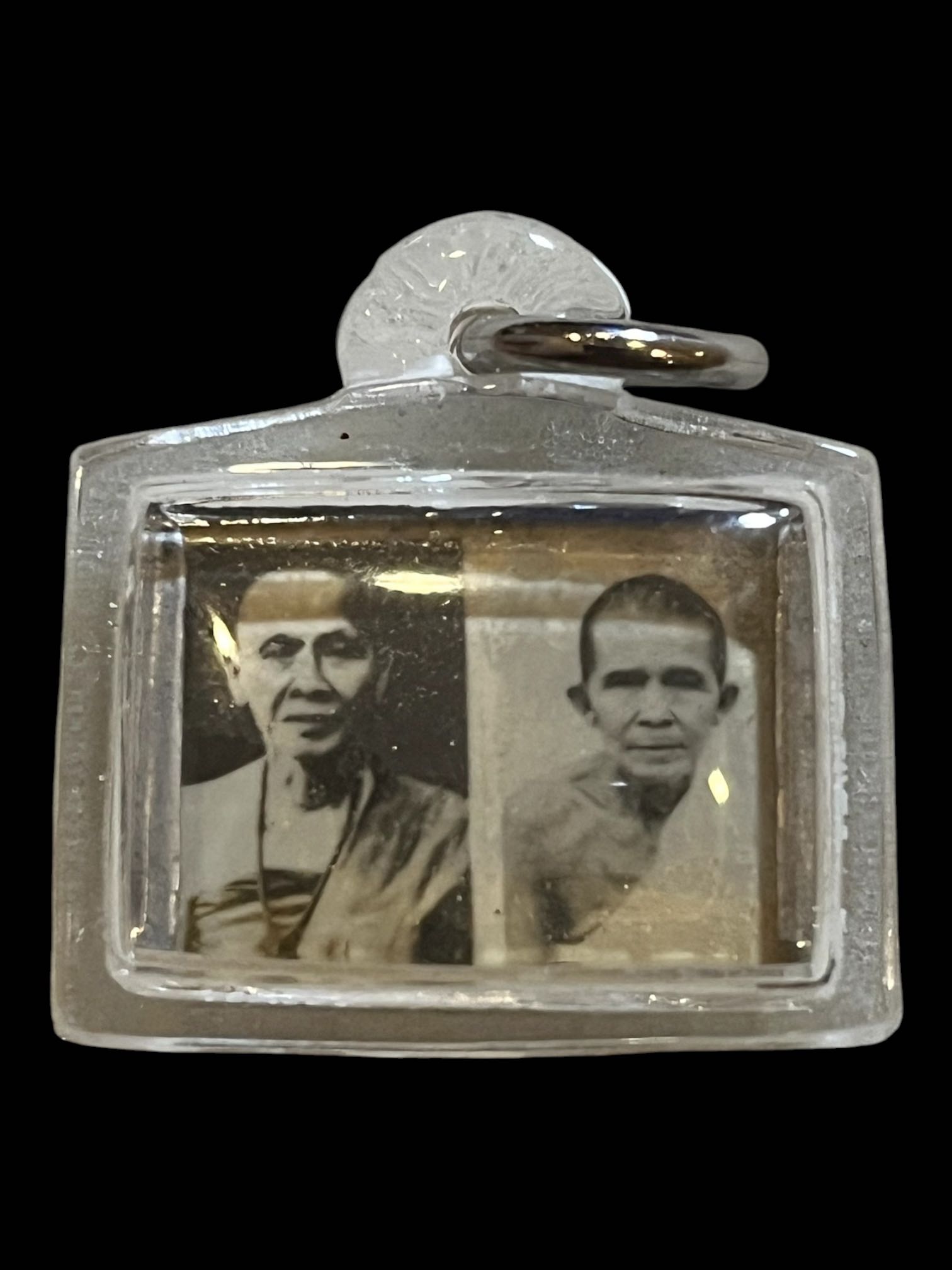 รูปถ่ายครูบาศรีวิชัย-ครูบาขาวปีเลี่ยมขาปิ่นโตเก่า ไม่ทราบปี 