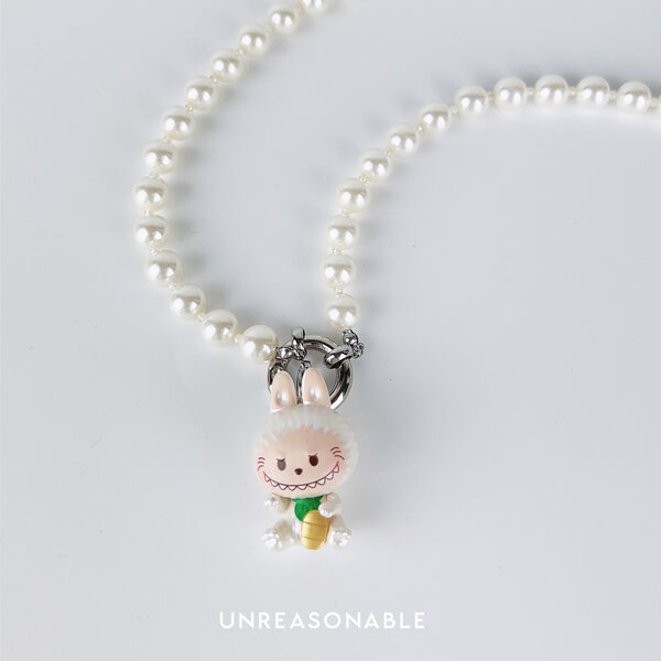 สร้อยคอมุกแก้ว 8 mm. สลับหินสีเหลืองอ่อน POP BEAN พร้อม จี้ Labubu UA1005-12 Unreasonable Accesso...