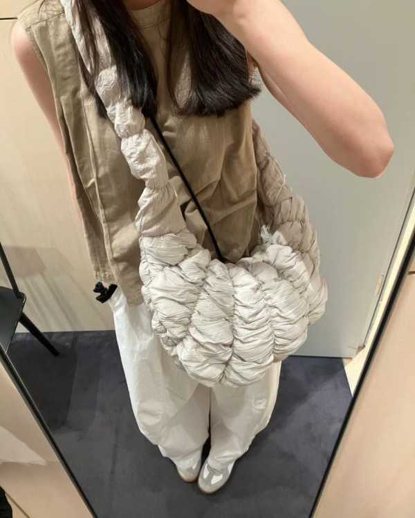 พร้อมส่ง 🥐🥐 COS RIPPLE CROSSBODY - NYLON สี Off-White