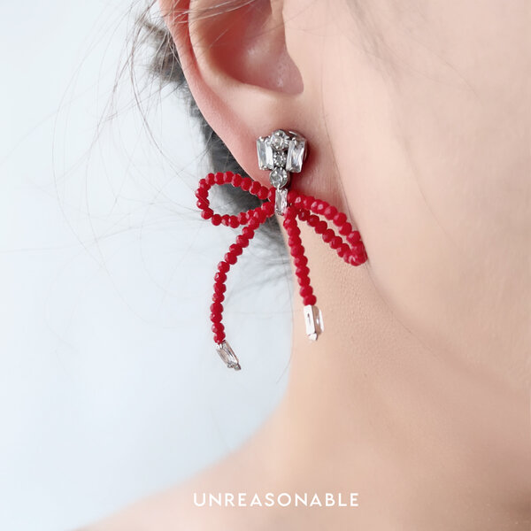 ต่างหูโบว์สีแดง ต่างหูคลิป ต่างหูก้านเงินแท้ น้ำหนักเบา UA0955-03 Unreasonable Accessories