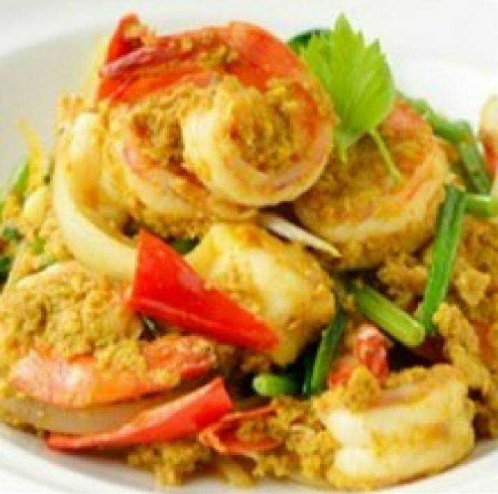 ซีฟู้ดผัดผงกะหรี่ Mixed Seafood stir fry with Curry Powder Sauce