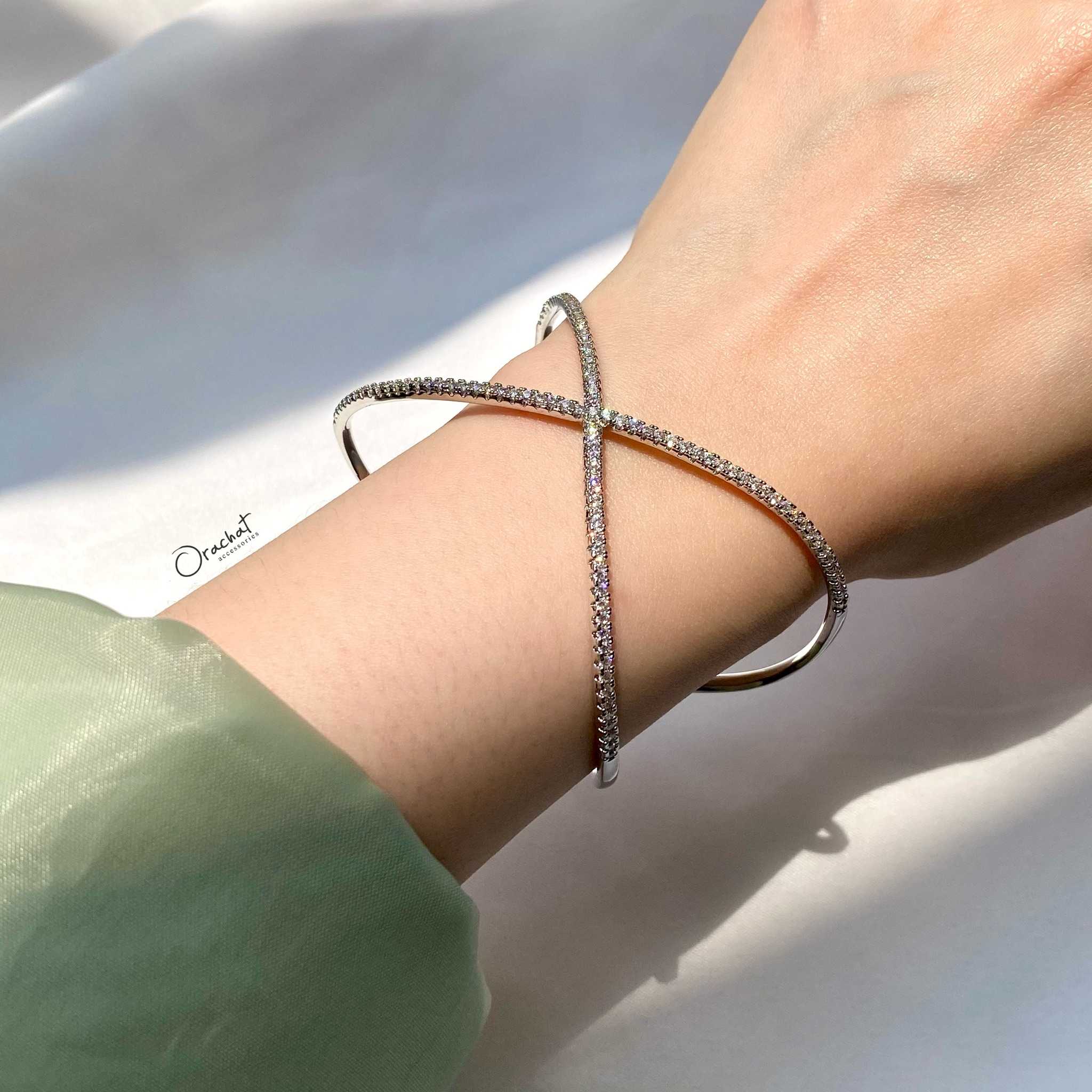 (ส่งฟรี) Giant X bracelet. (กำไลข้อมือทรงไขว้ งานชุบทองคำขาว เพชร CZ)