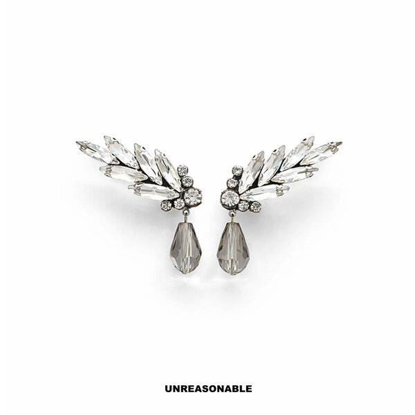 Crystal Wing Earrings. สีขาว+เทาควัน ต่างหูคลิป ต่างหูก้านเงินแท้ UA0503-01 Unreasonable Accessories