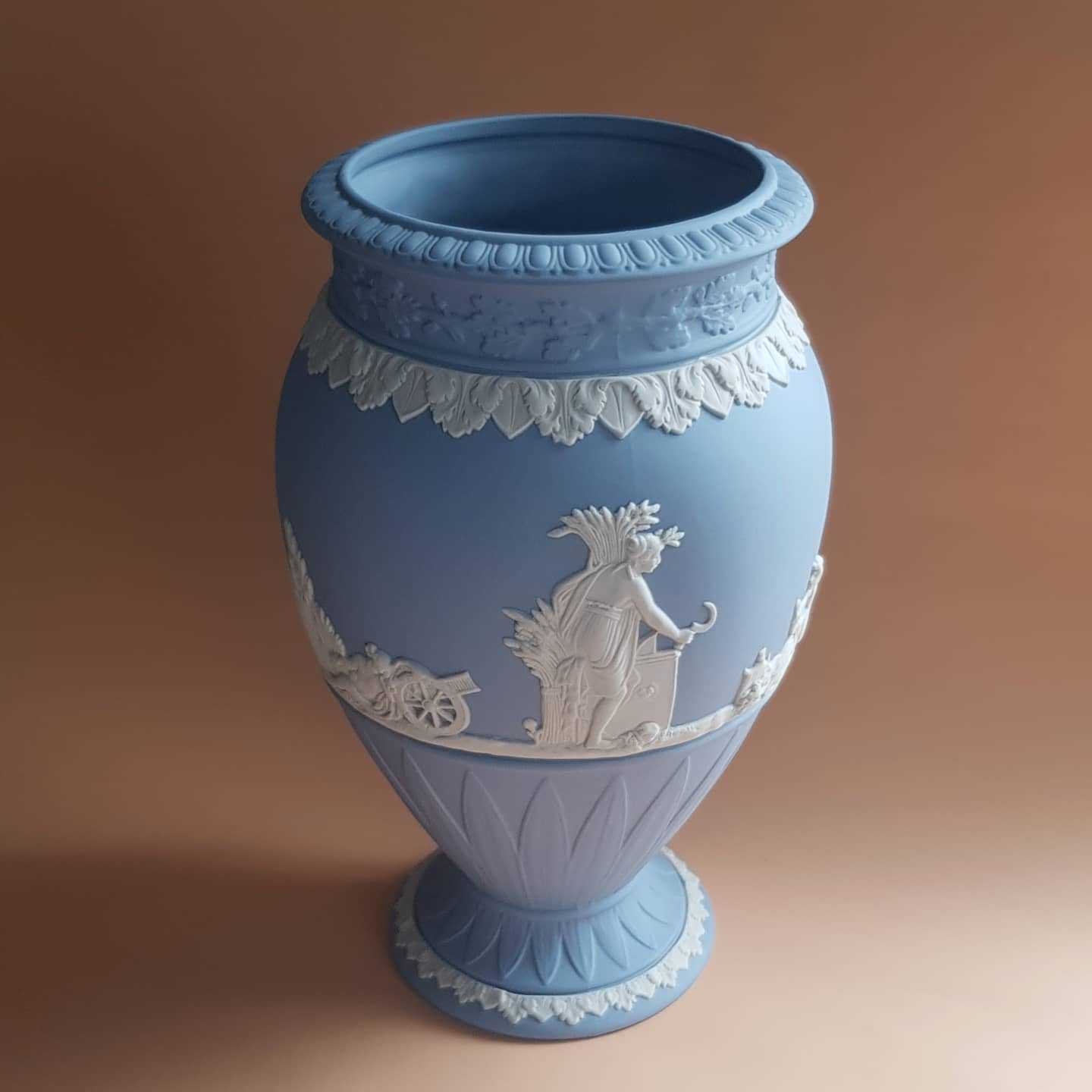 แจกันวินเทจโบราณจากอังกฤษสไตล์ Neoclassical สีฟ้า  Wedgwood blue Jasperware large vase 8 inches