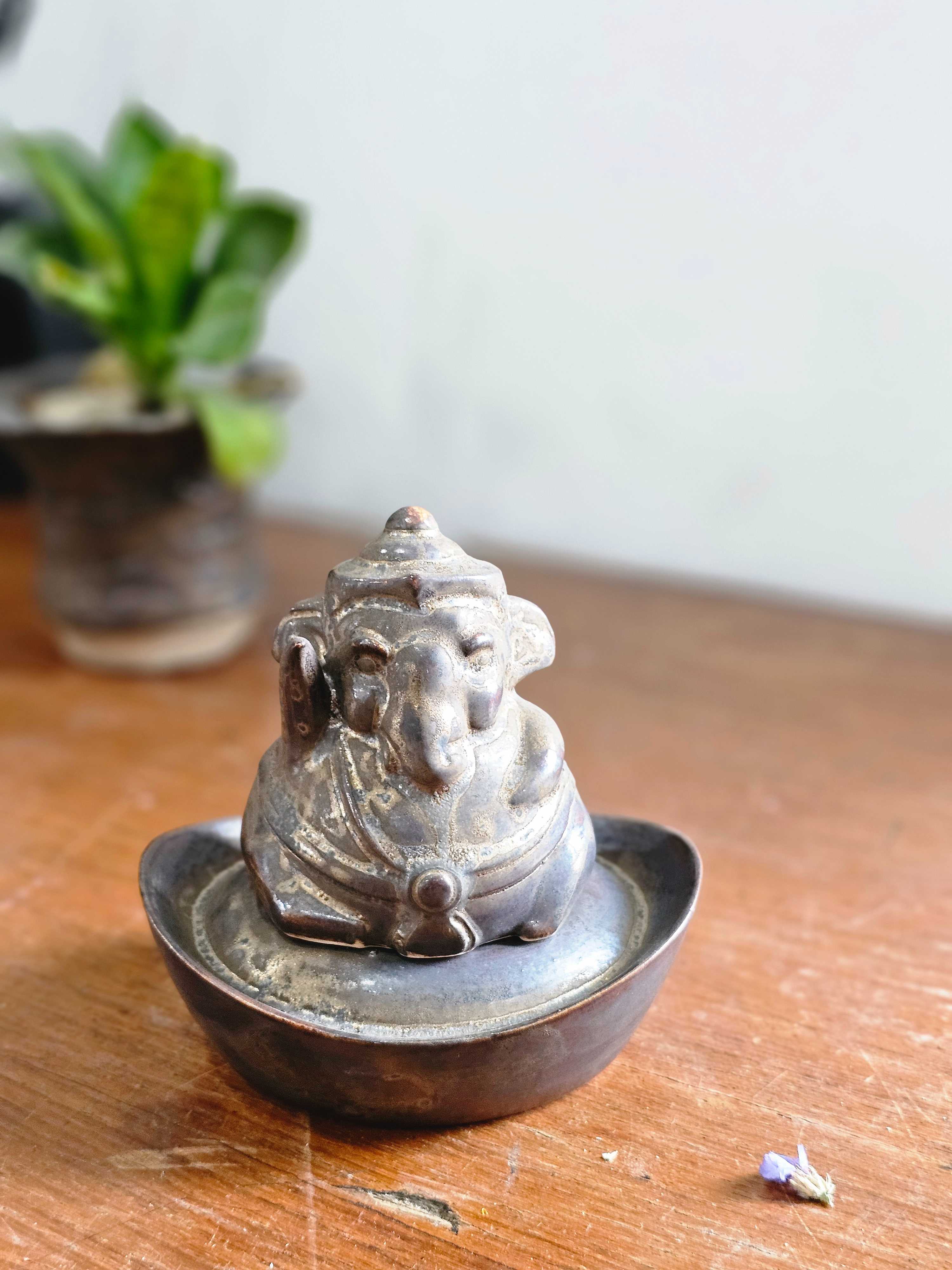 พระพิฆเนศ 2 กร บนฐานทองก้อน ✨️💰