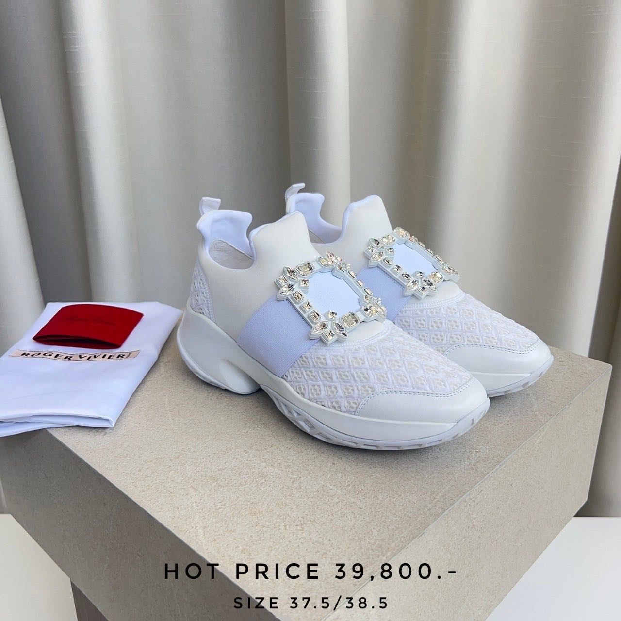 Roger Viv' Run Strass Buckle Sneakers