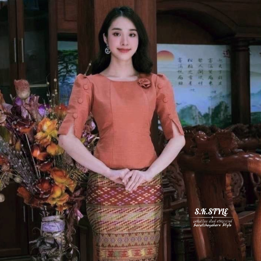 เสื้อพื้นเมือง เสื้อผ้าไหมลาว แขนระบาย แต่งกระดุมตรงแขน ใส่ไปวัดทำบุญ หรือใสไปทำงาน สวยมาก