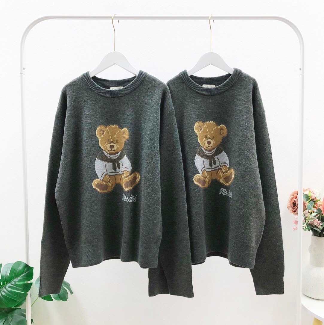 พร้อมส่ง Marithe Doodle Bear Sweater ( Charcoal )