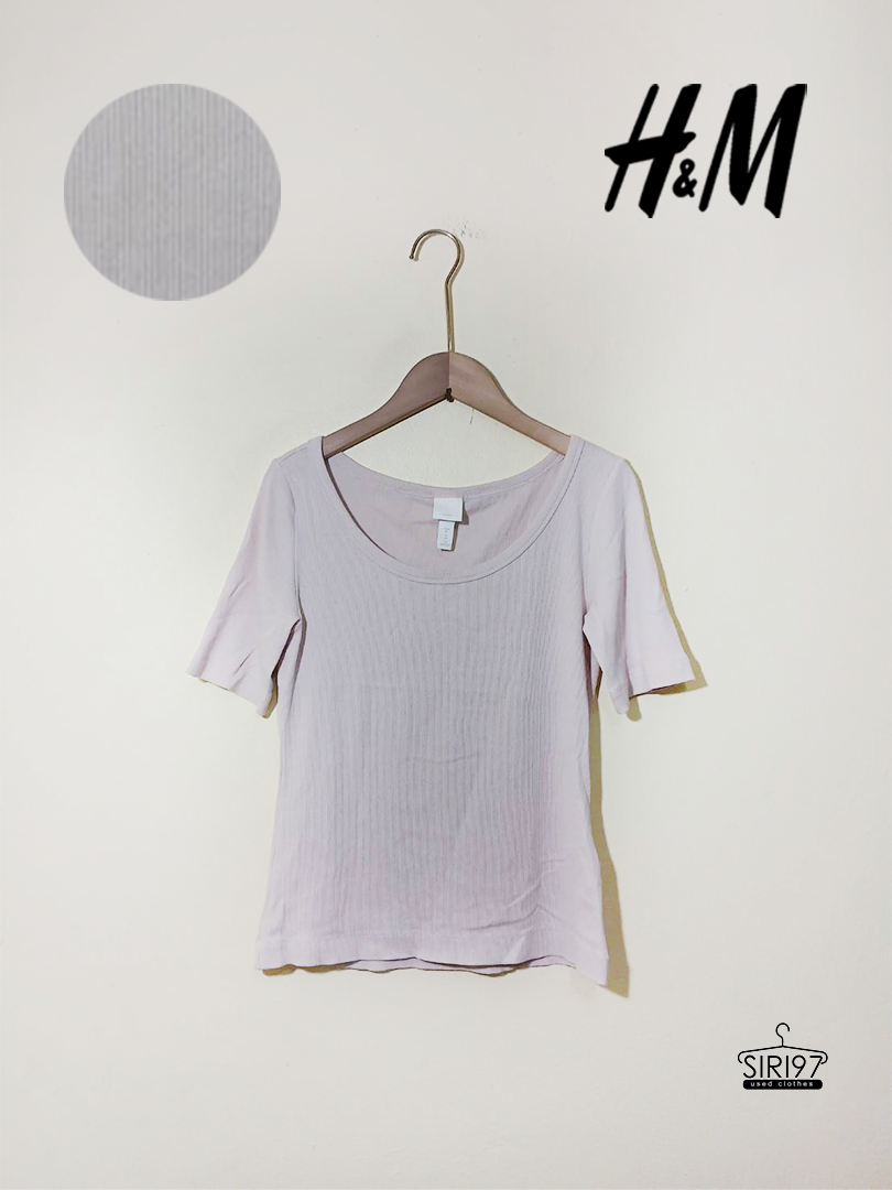 เสื้อยืคอกว้างแขนสั้น H&M ผ้าริบ สีครีมออกชมพูอ่อน สภาพ 85%