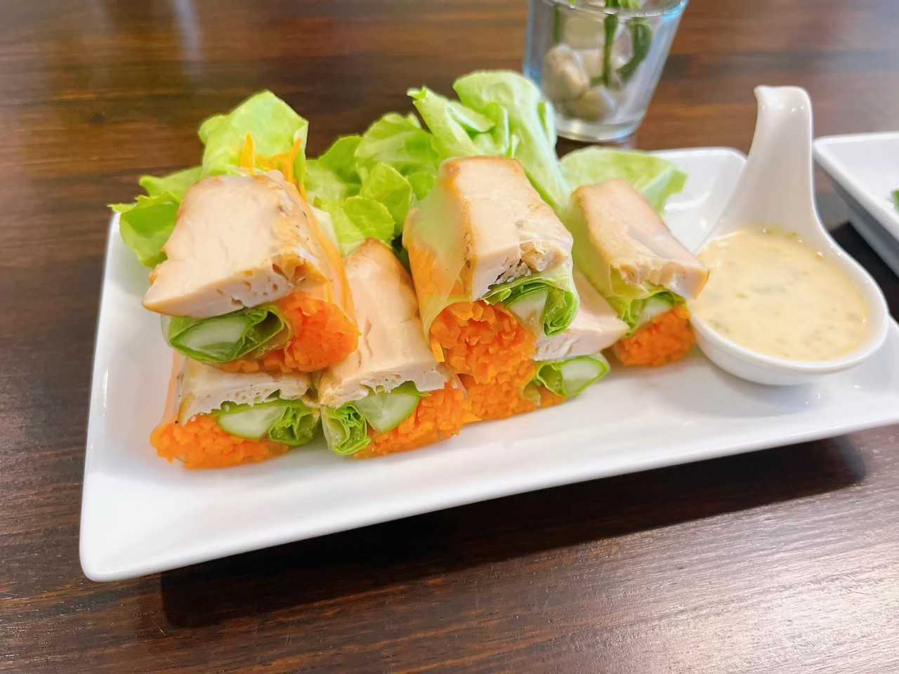 สลัดโรล อกไก่อบ / salad Rolls With Roasted​ Chicken Breast