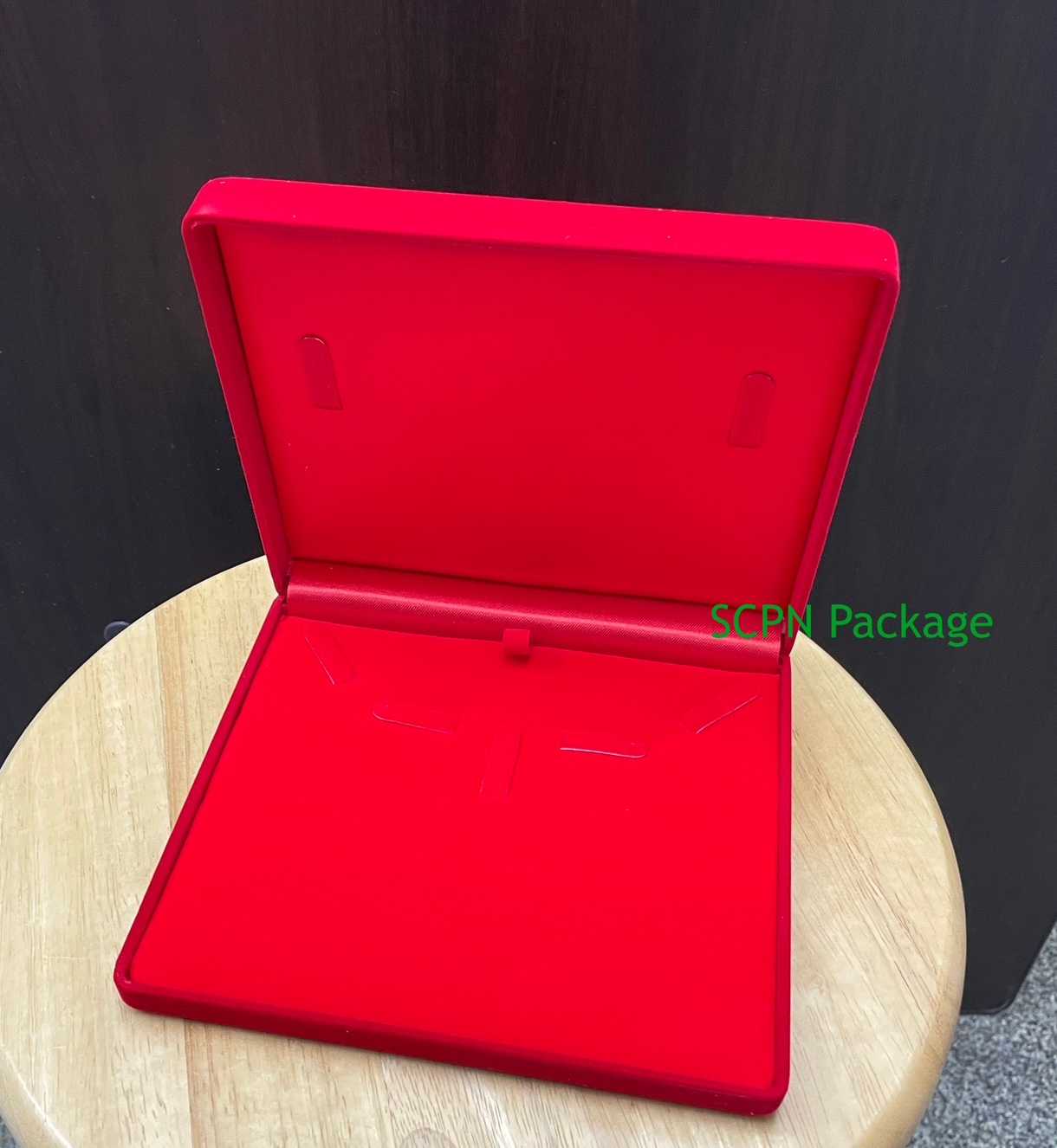 กล่องกำมะหยี่ เซ็ทเครื่องประดับรูปสี่เหลี่ยมขนาดใหญ่สีแดง(16ซมx17ซมx3ซม)