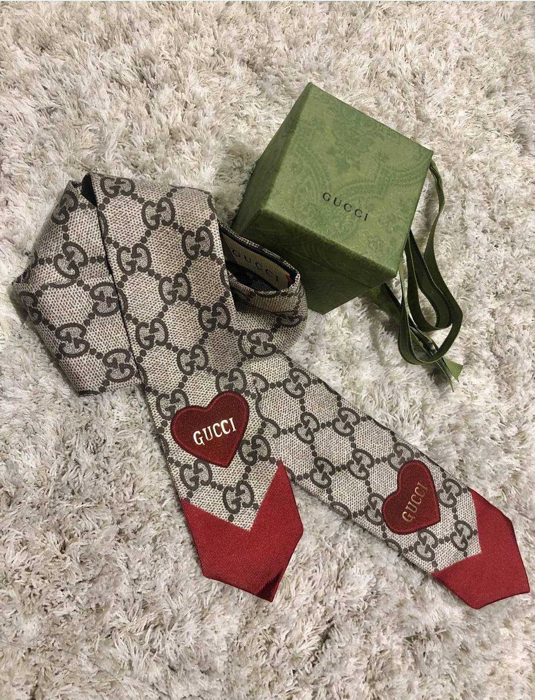 ( SALE ) Gucci Heart Edition Silk Twilly Bandeau GG Supreme & Red Heart 