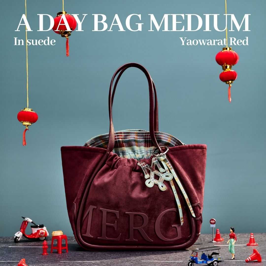 (Central World) จองคิว A Day Bag Medium - Yaowarat Red
