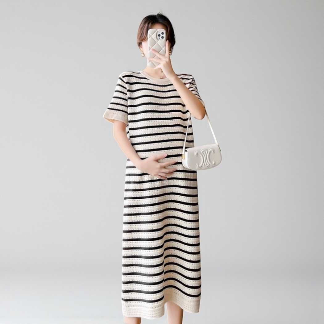 เปิดให้นมได้ - เดรสยาวลายขวางแบบเรียบร้อยสุภาพน่ารัก ผ้านิตติ้งทอฉลุใส่สบายมากๆ - สีดำ