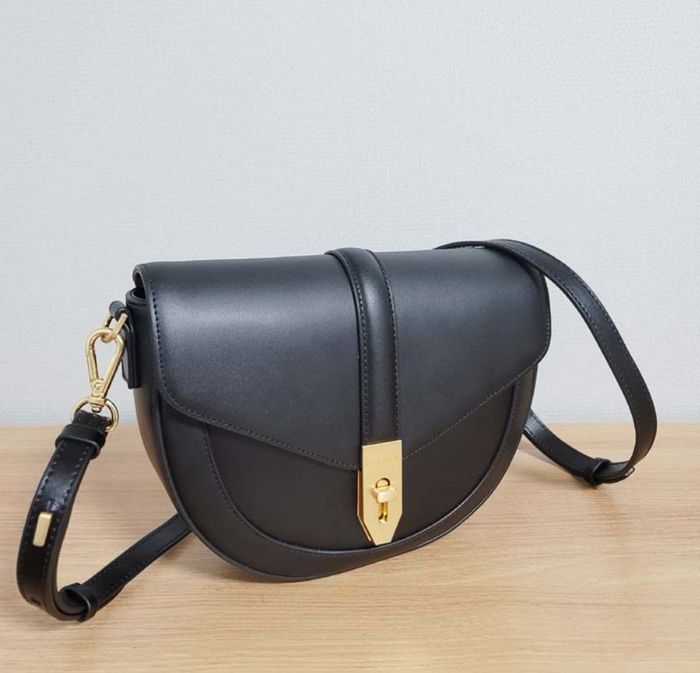 Sale🔥🔥Carlyn Moon Saddle Bag  กระเป๋าสะพายหนัง ครอสบอดี้สีดำ/สีขาวครีม