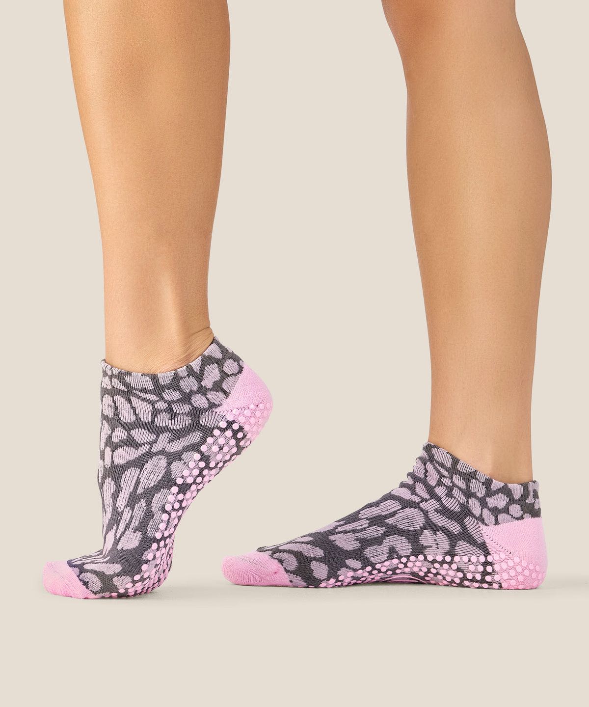 Low Rise Grip Socks - Cheetah Pink  | ถุงเท้าพิลาทิส MoveActive
