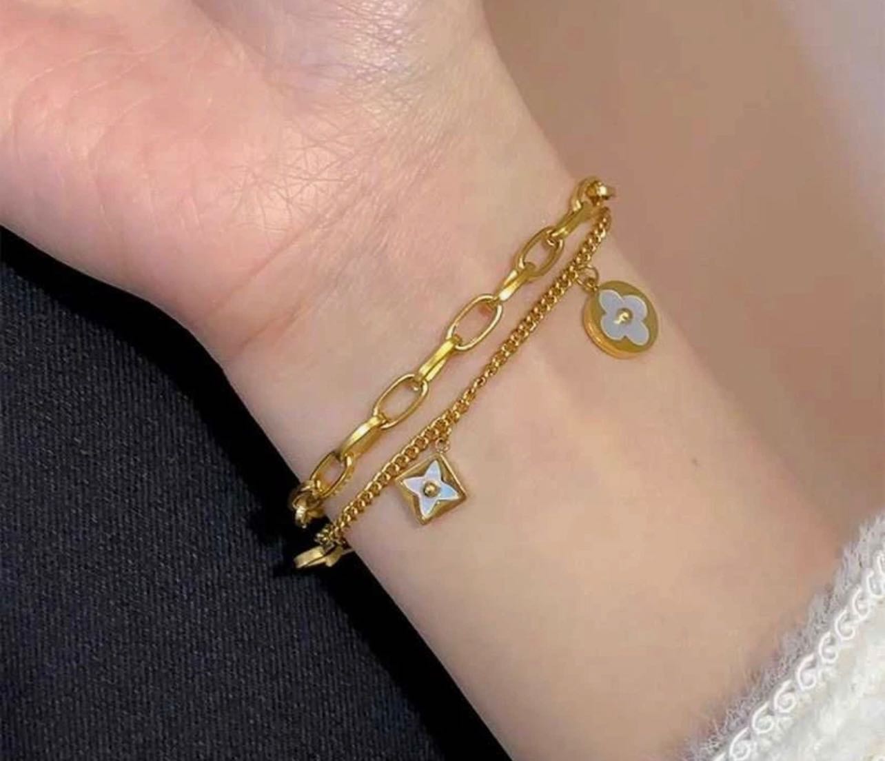 ข้อมือ vc สองเลเยอร์ ห้อยขาว