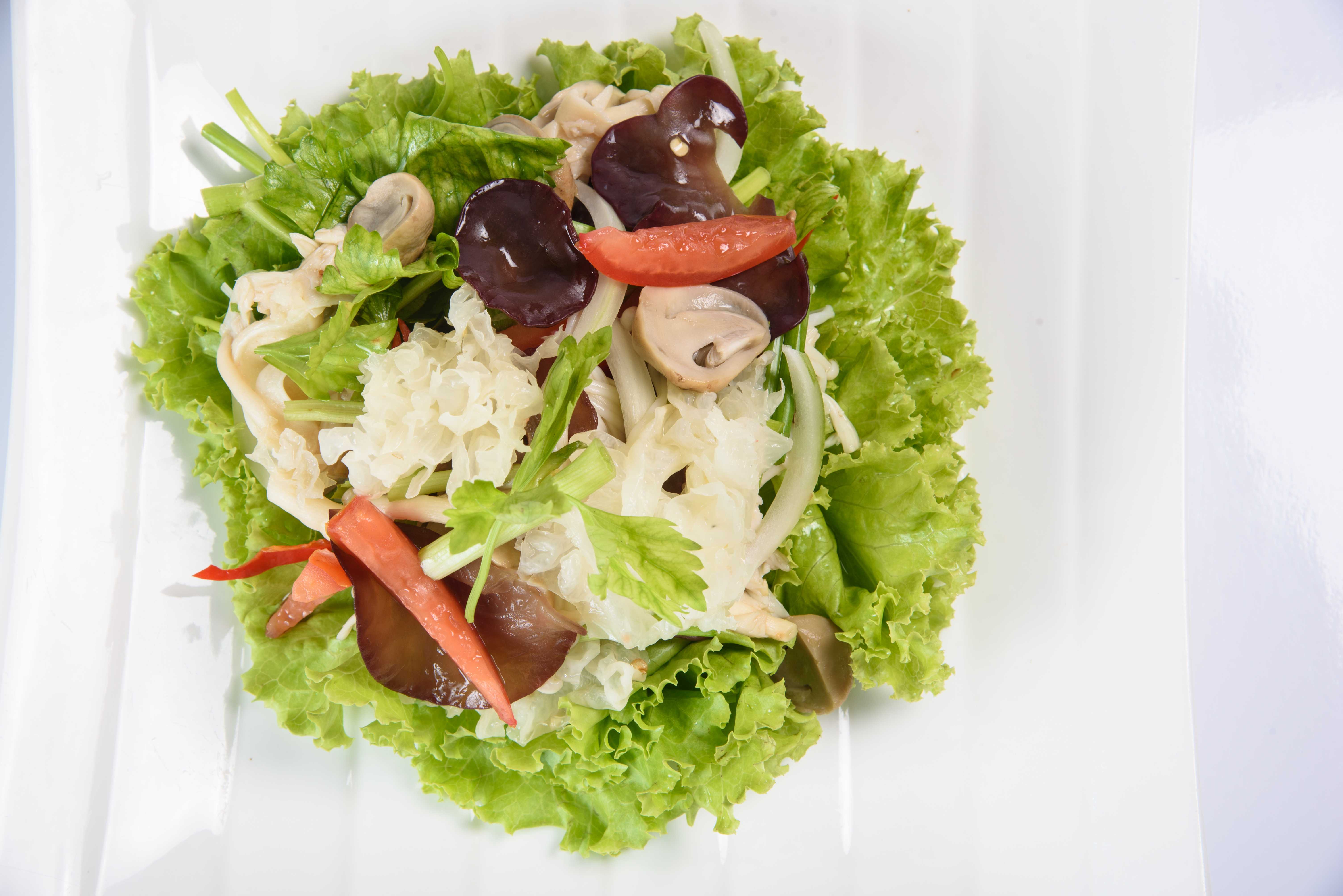 ยำสารพัดเห็ด / Vegetarian Mushrooms Salad