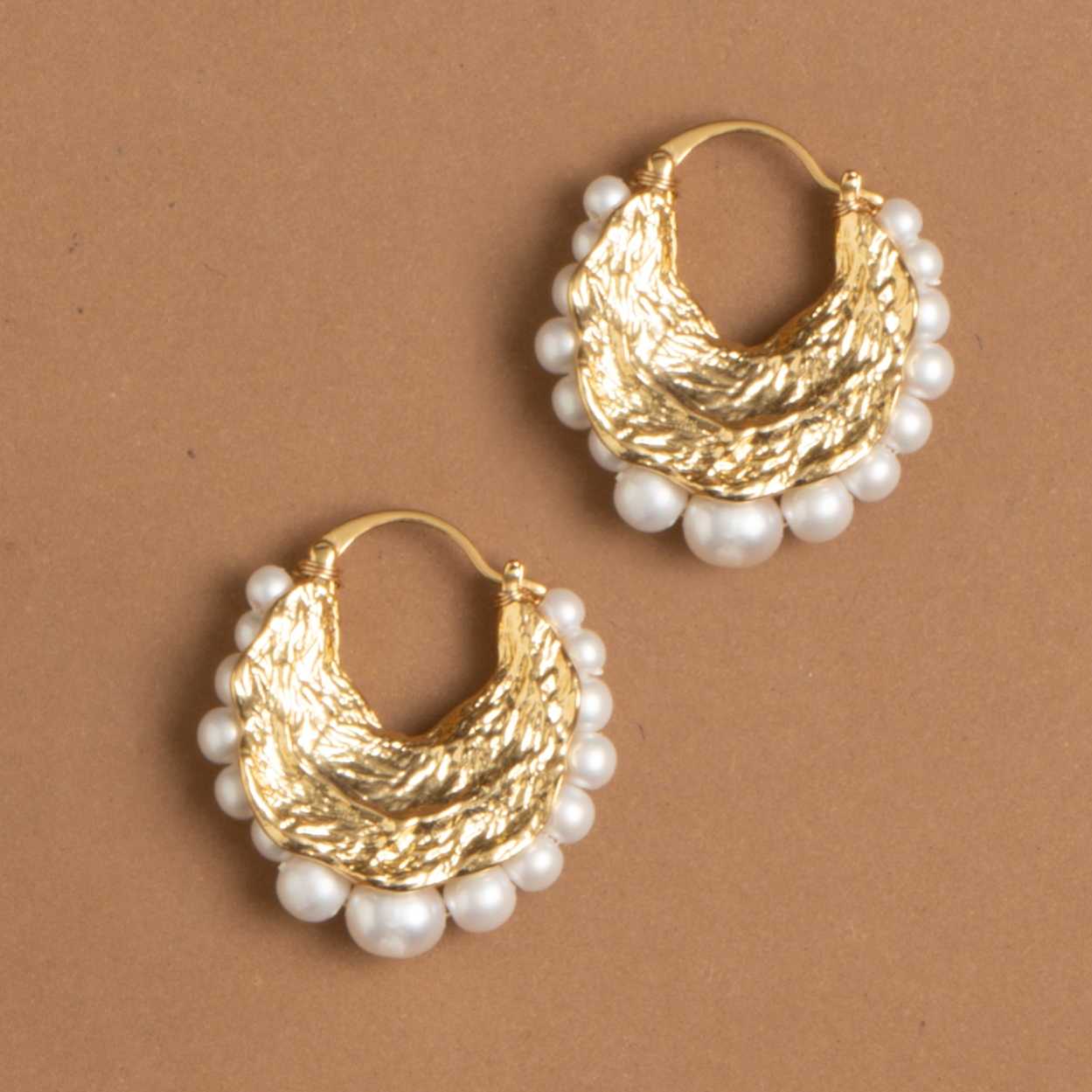 WHITE PEARL BRUSHED METAL EARRINGS