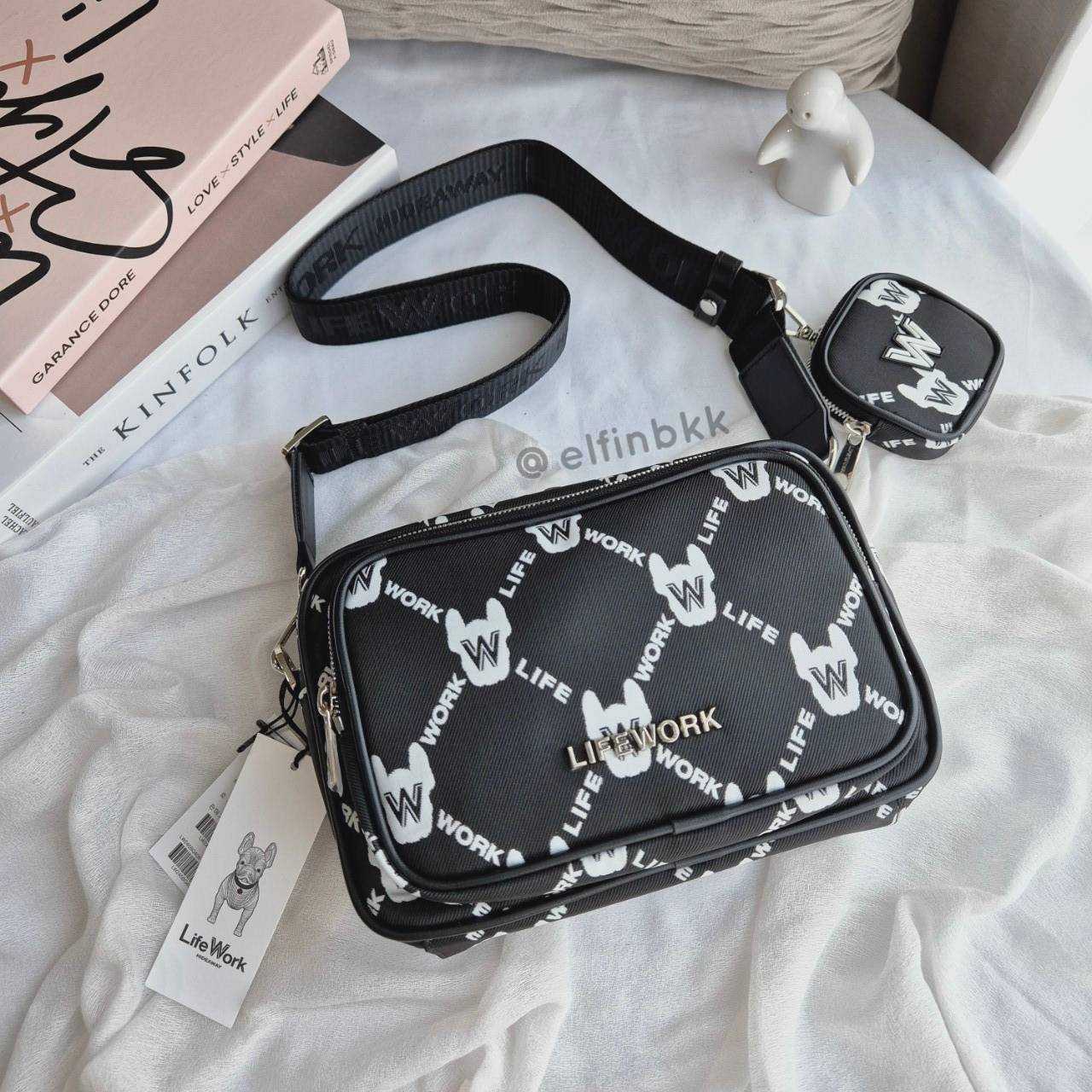 ขายดี⭐ LifeWork Metal Ladok Camera Bag  กระเป๋าสะพายข้าง ครอสบอดี้ ผ้าไนล่อน สีดำ โลโก้โลหะ น้องหมา