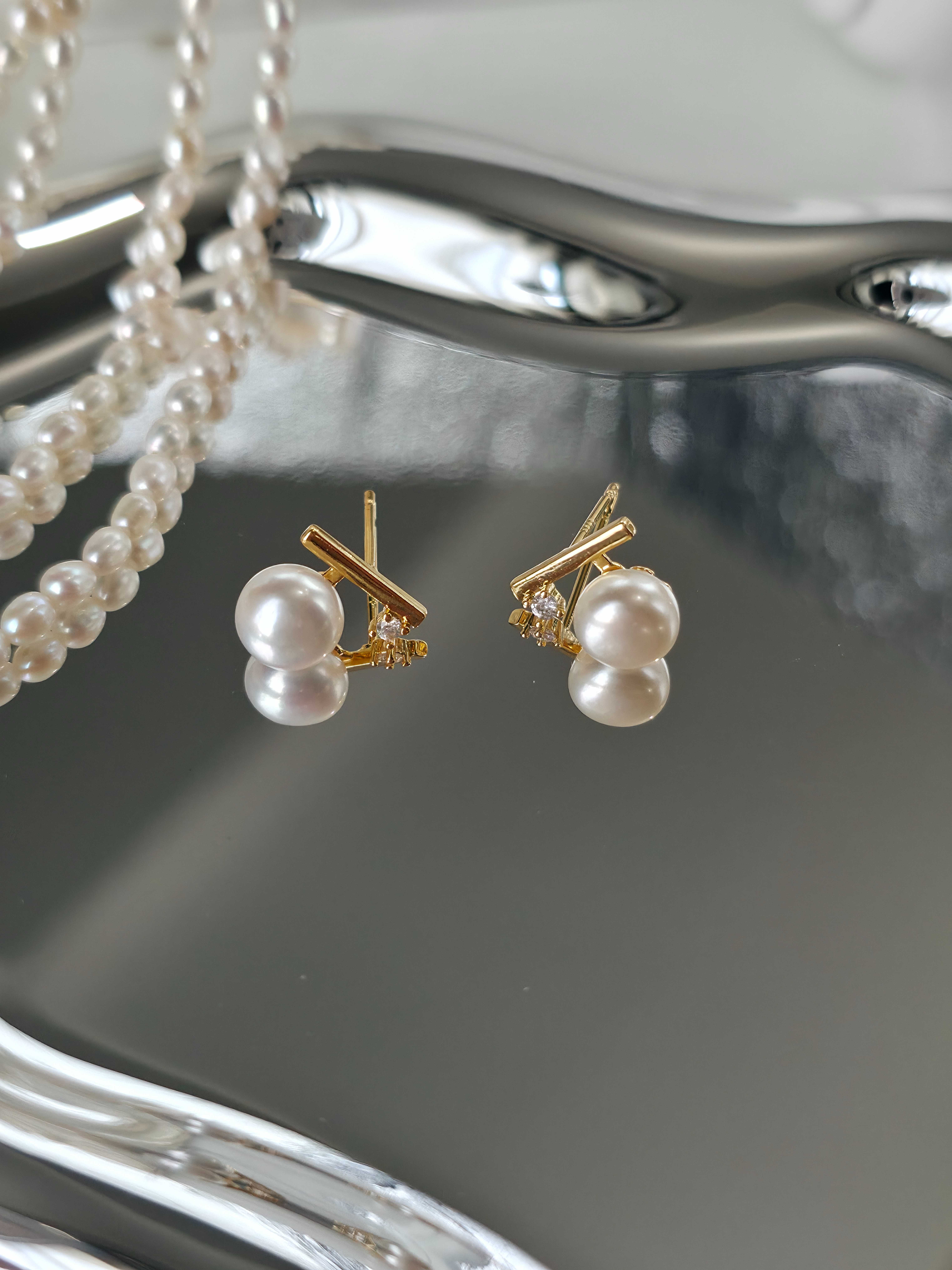 E10  ต่างหูไข่มุกแท้ รุ่น Linea Pearl ตัวเรือนเงินแท้ชุบทองคำแท้ 18K / ฝังเพชร CZ