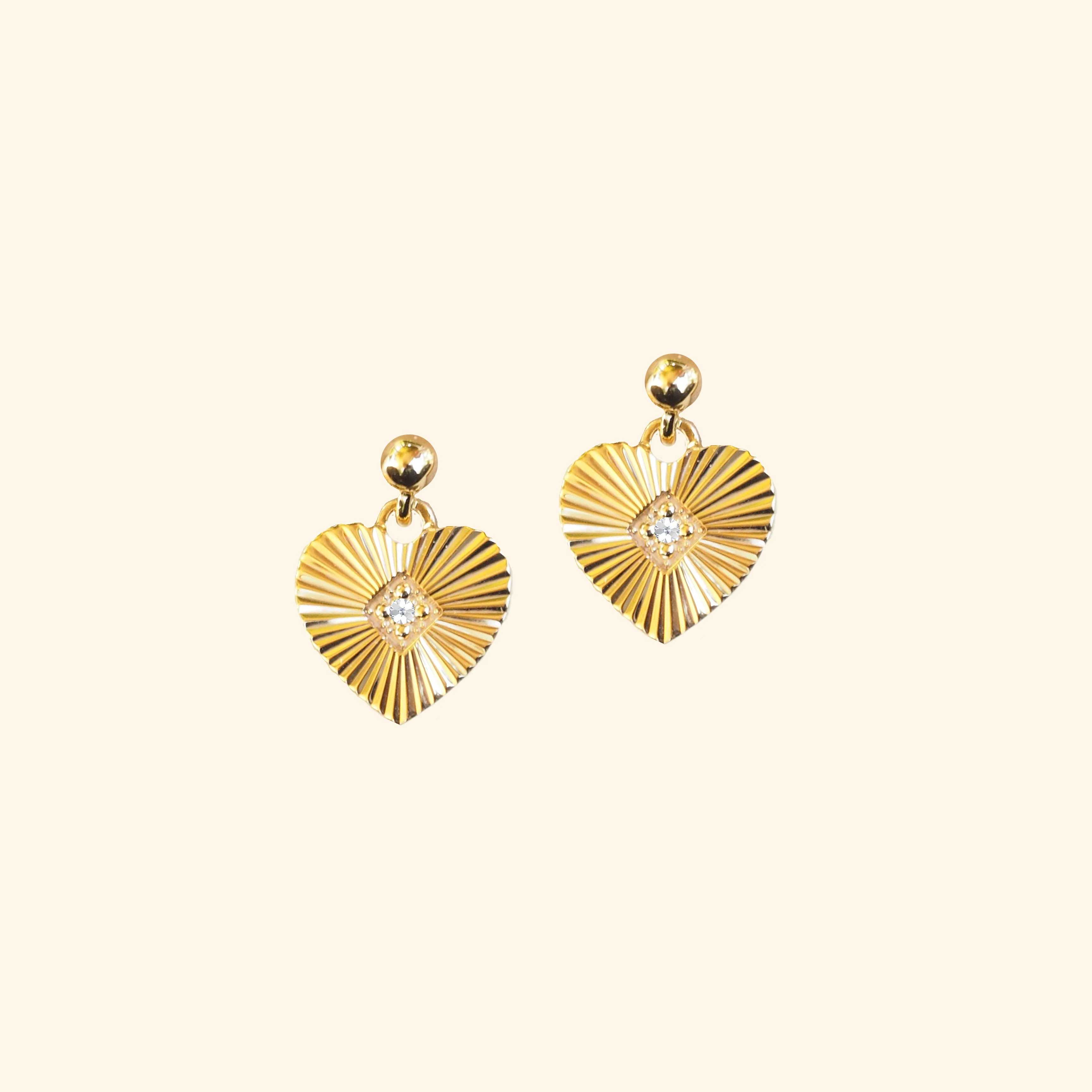 ต่างหูก้านวินเทจหัวใจ (Vintage Heart Stud Earrings)