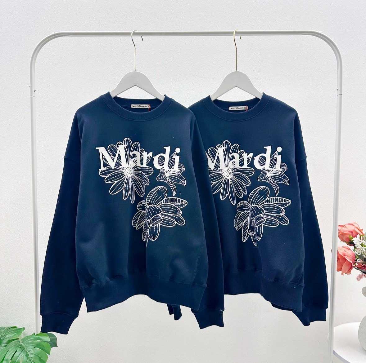 พร้อมส่ง Mardi Tripple Flower Sweatshirt ( Navy/White )